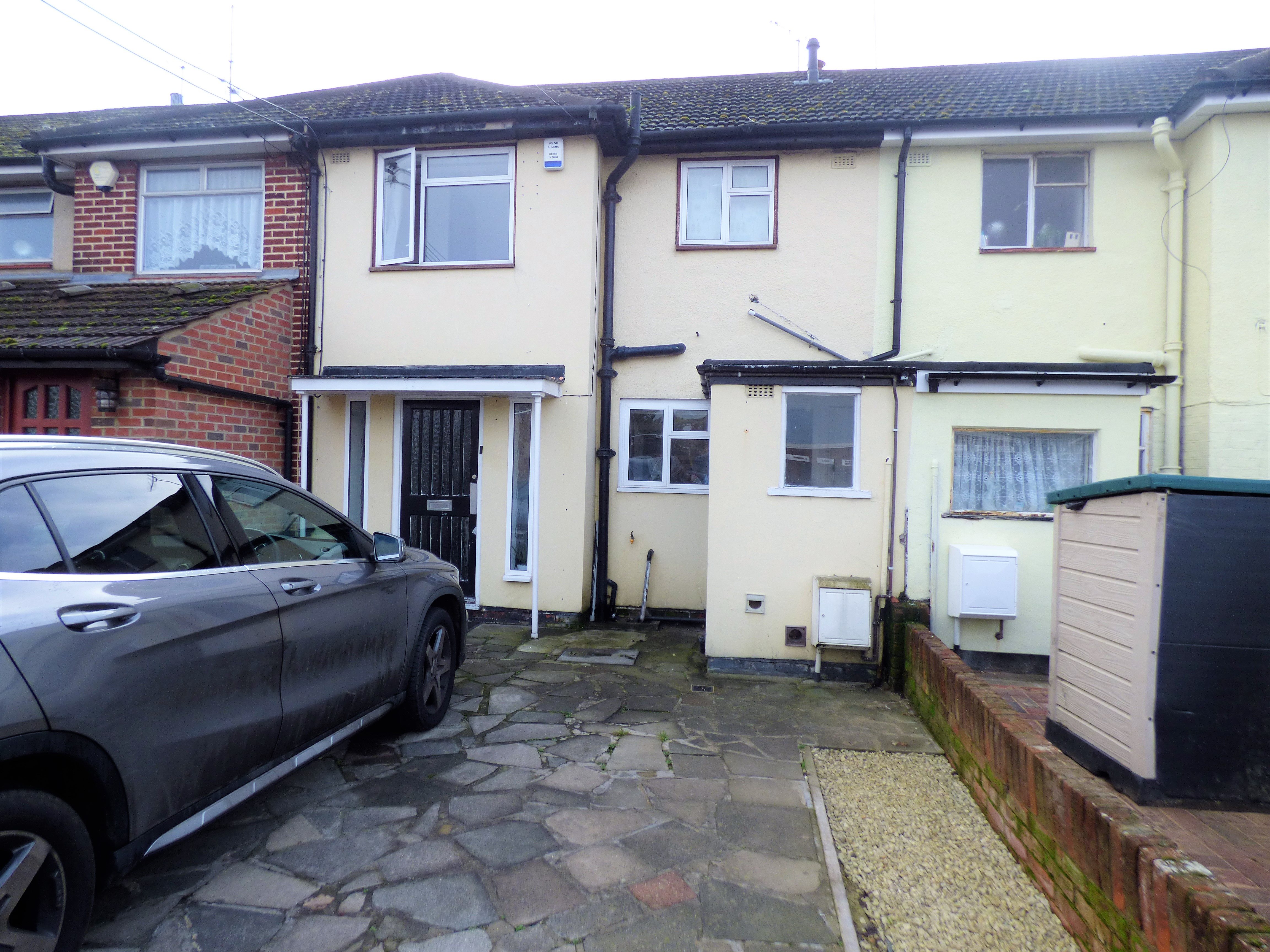 3 bed terraced house to rent in Southend Road, Wickford 0