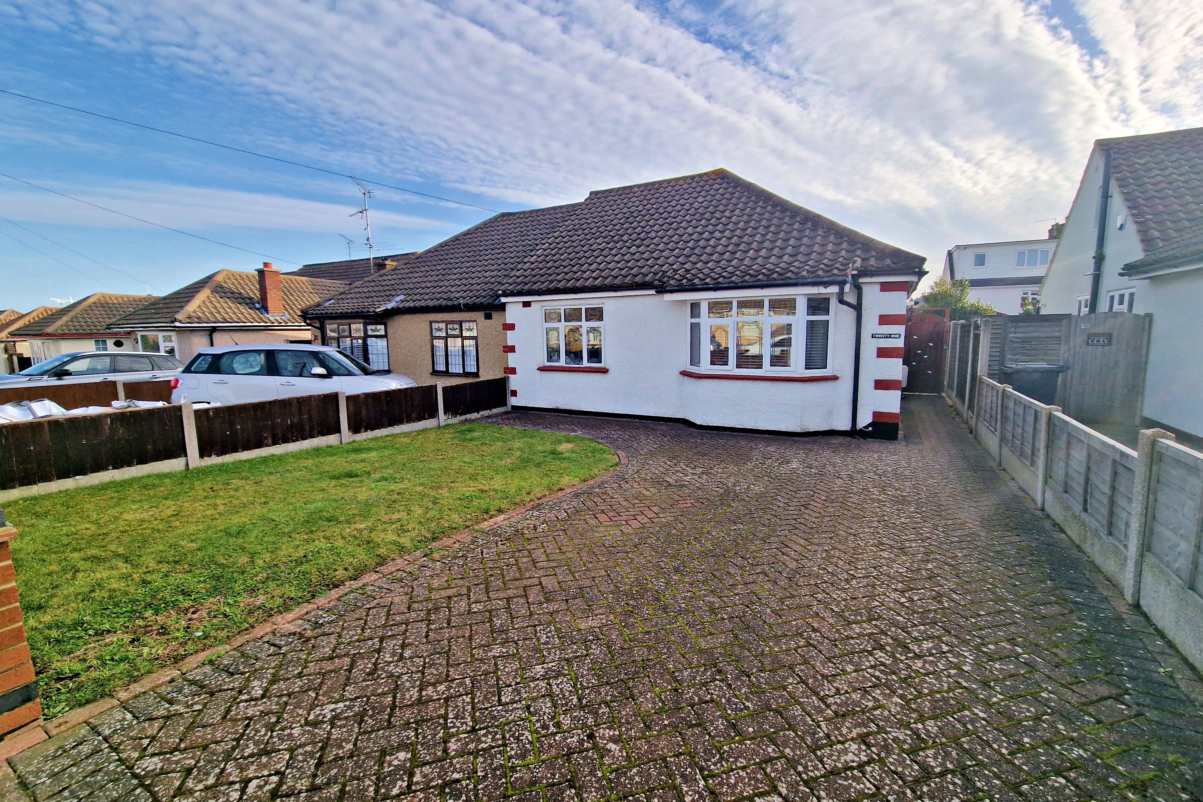 2 bed semi-detached bungalow to rent in Waltham Road, Rayleigh - Property Image 1