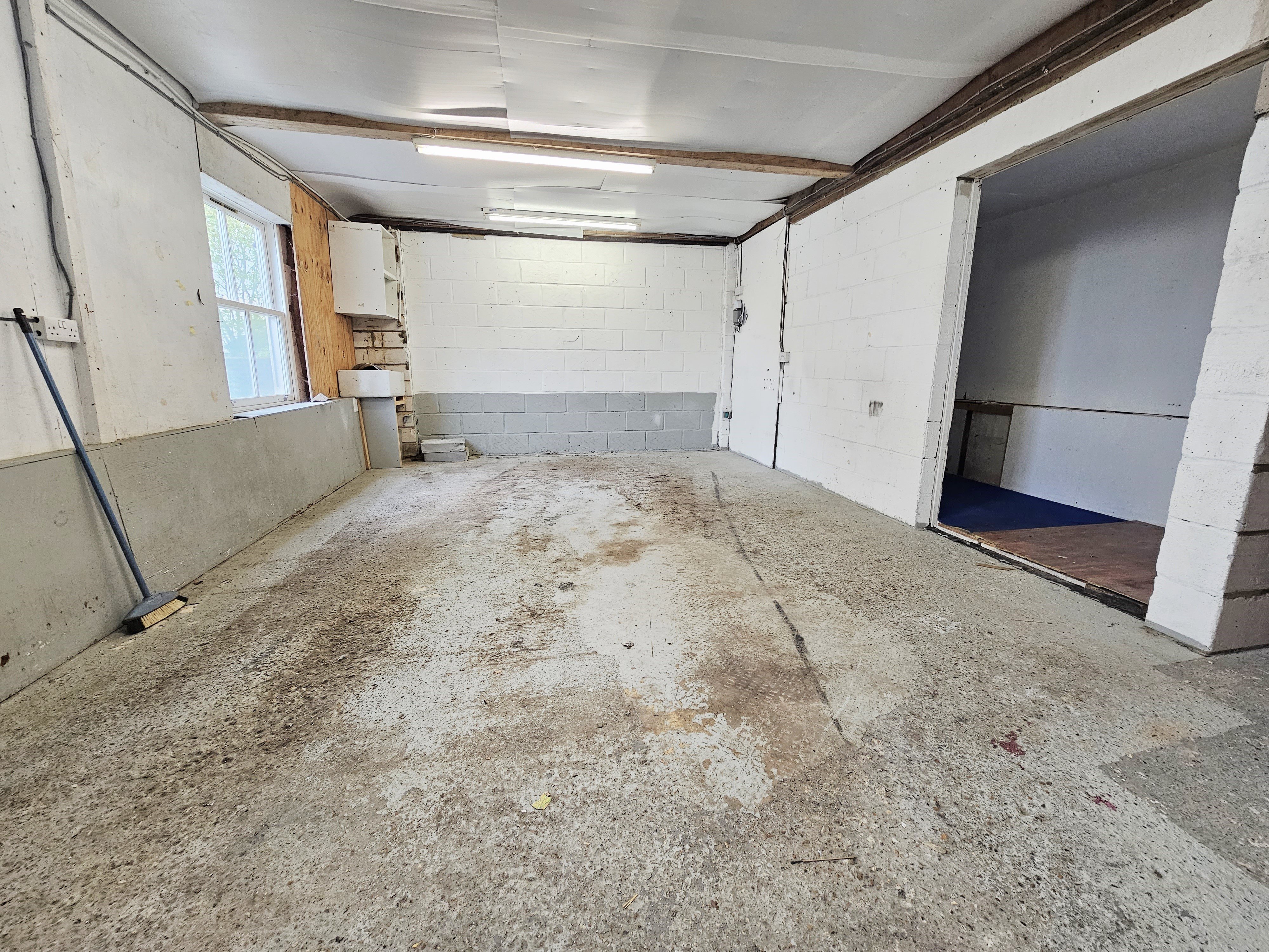 Commercial property to rent in Workshop Office, Main Road  - Property Image 3