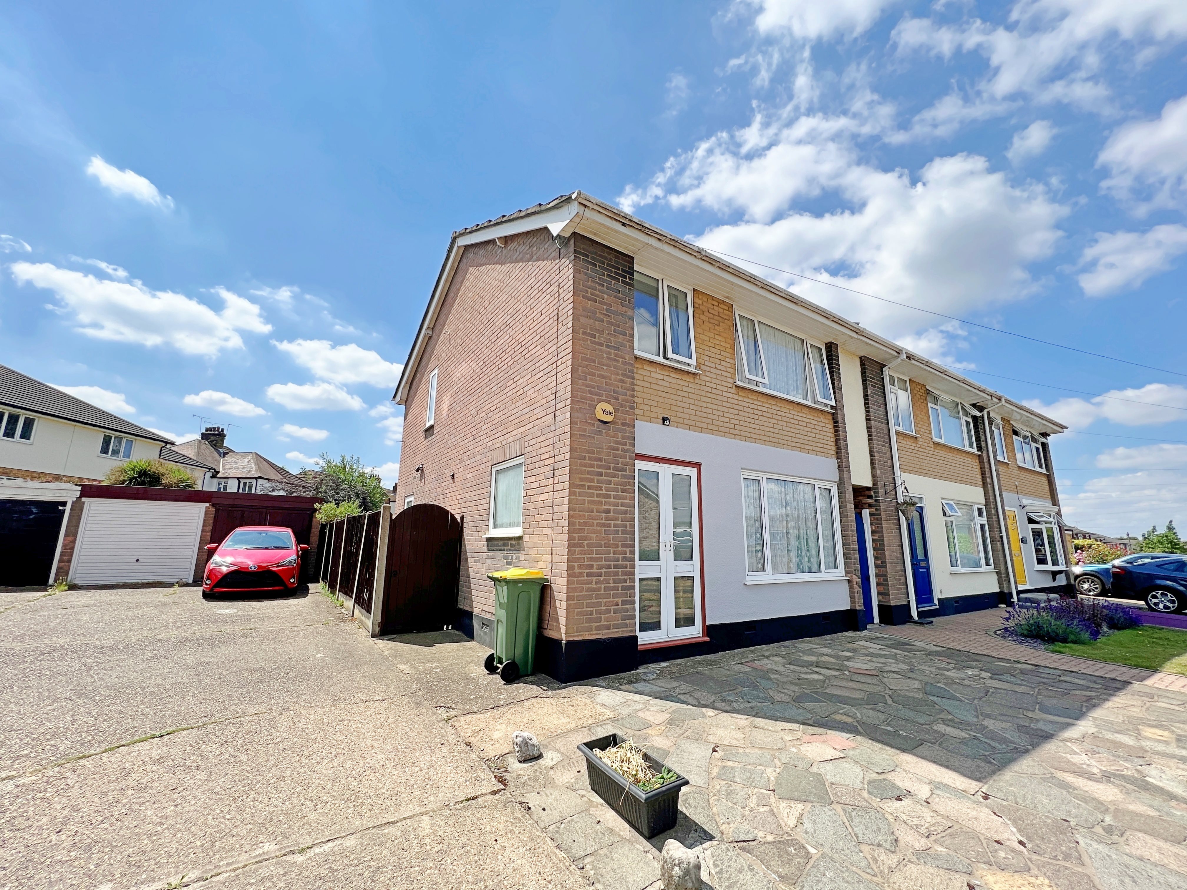 3 bed end of terrace house to rent in Glebe Drive, Rayleigh - Property Image 1