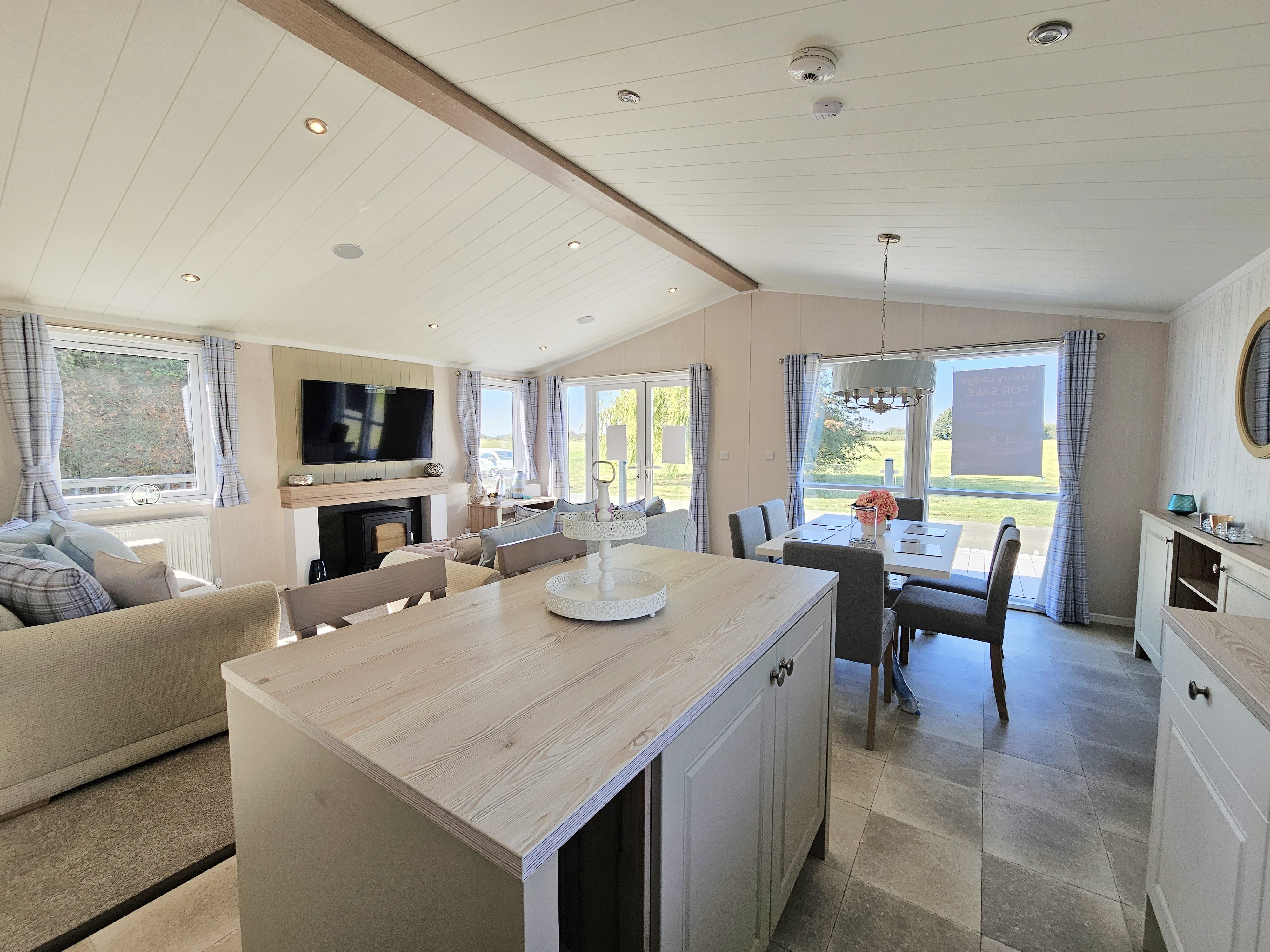2 bed bungalow for sale in Steeple Bay Holiday Park, Steeple  - Property Image 8