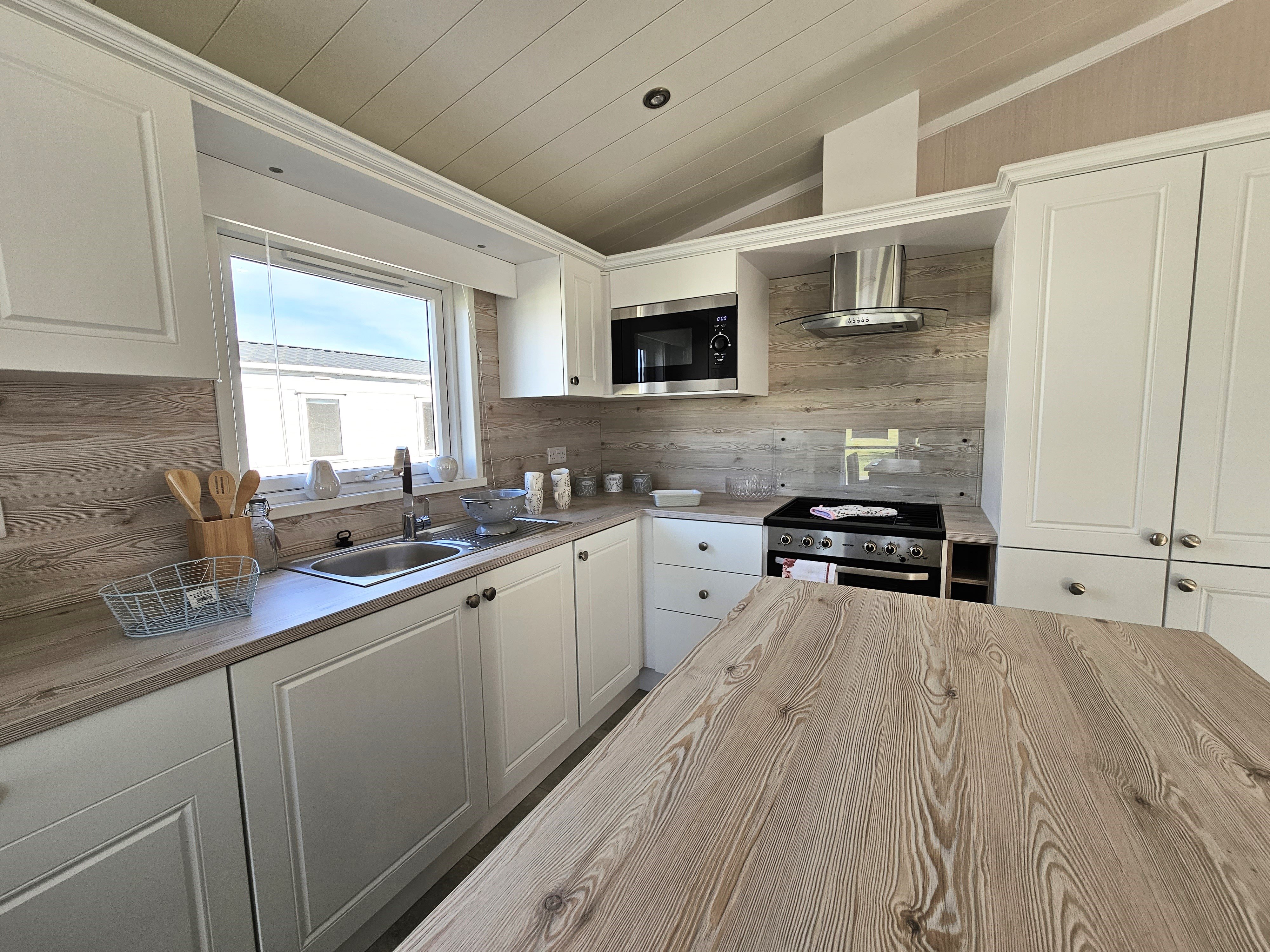 2 bed bungalow for sale in Steeple Bay Holiday Park, Steeple  - Property Image 6