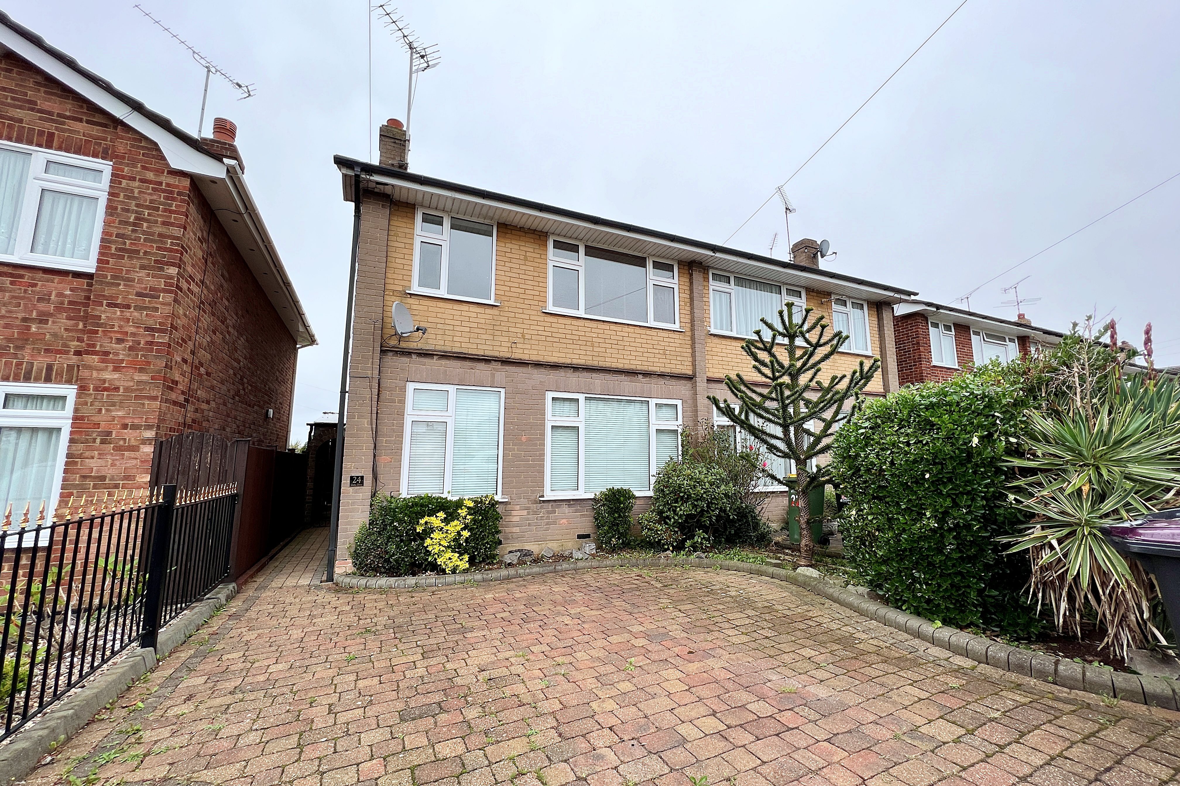 3 bed semi-detached house for sale in Glebe Drive, Rayleigh  - Property Image 1