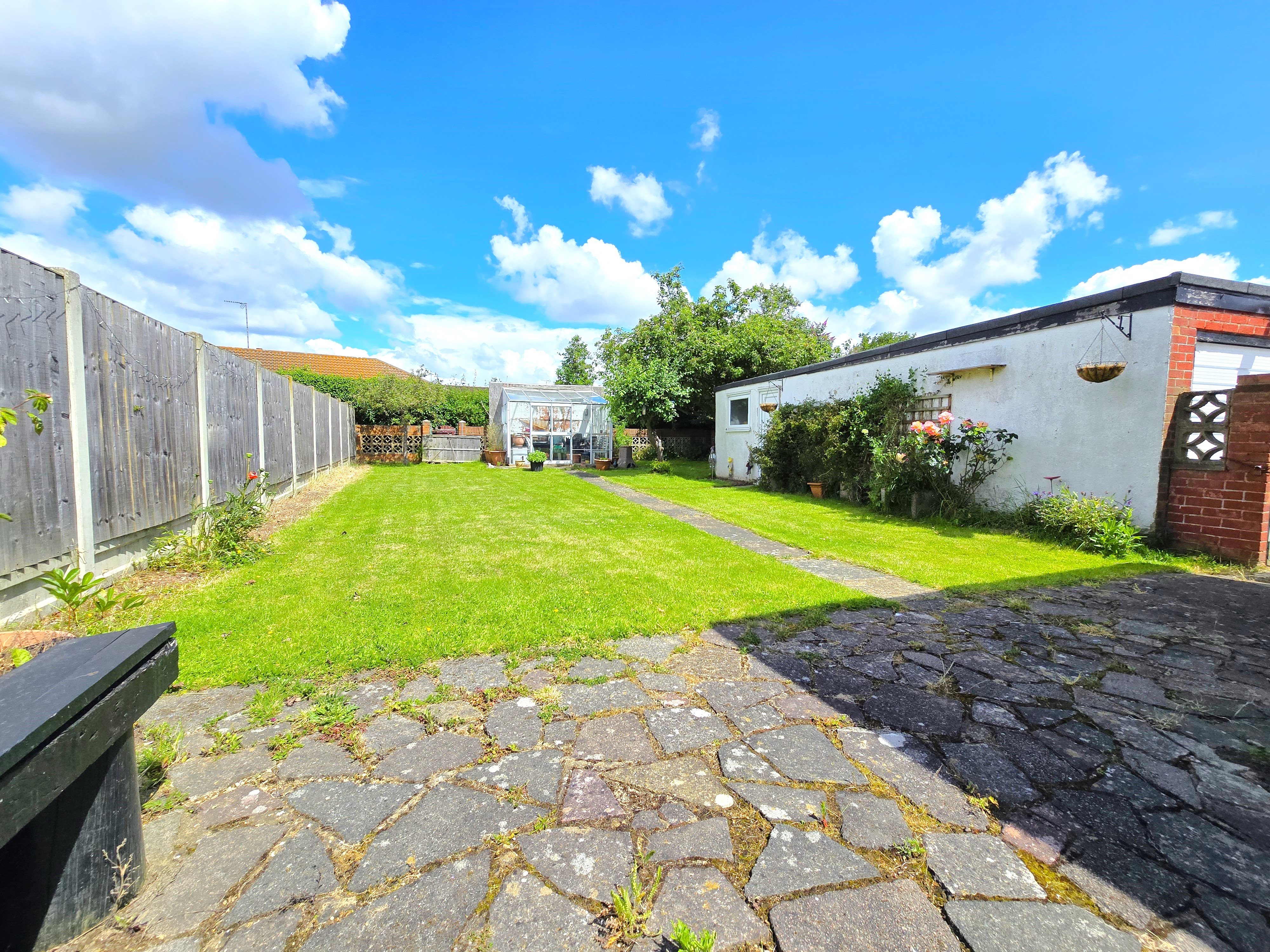 2 bed semi-detached bungalow for sale in Thornford Gardens, Southend on Sea  - Property Image 10