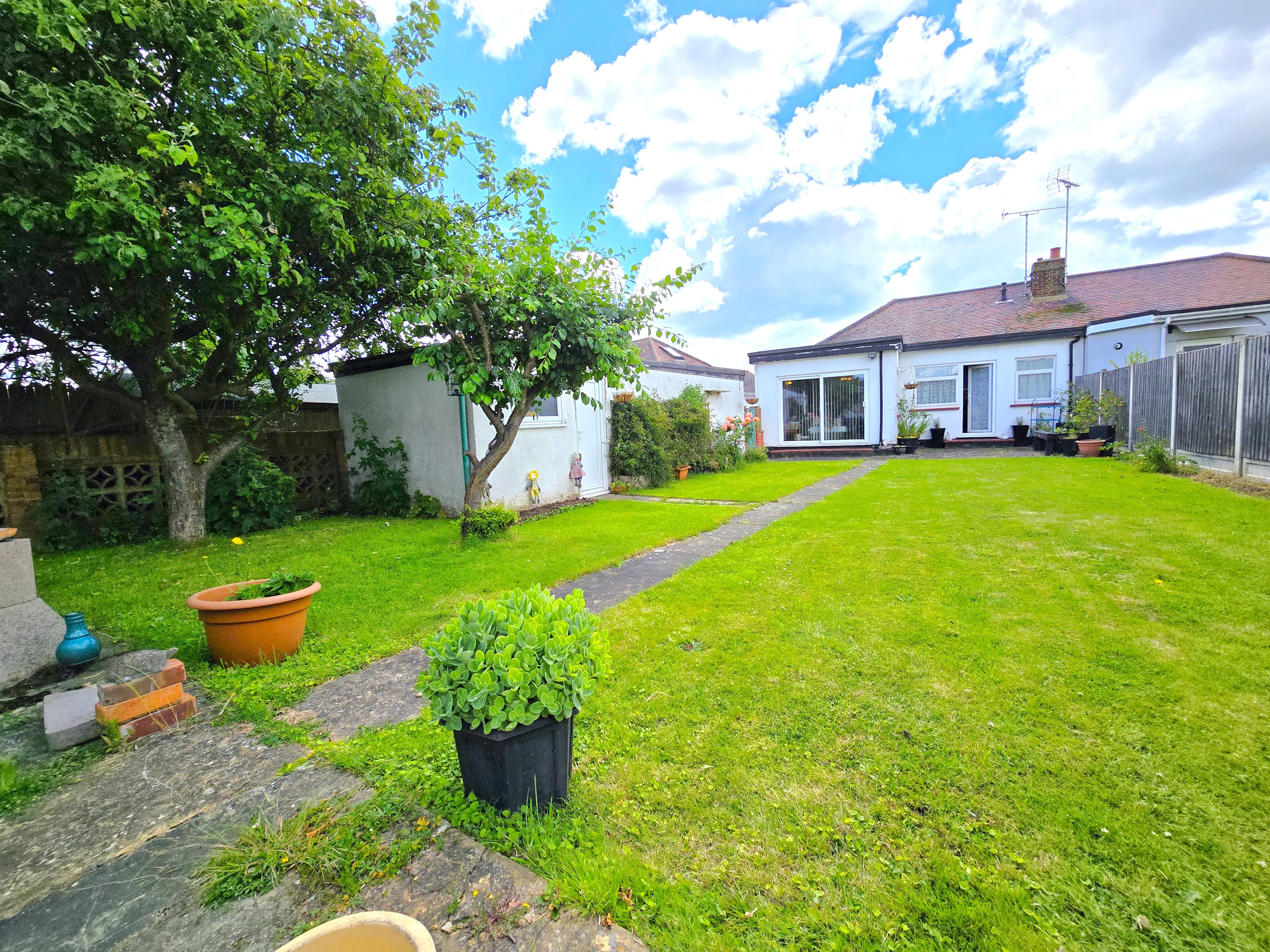 2 bed semi-detached bungalow for sale in Thornford Gardens, Southend on Sea  - Property Image 11