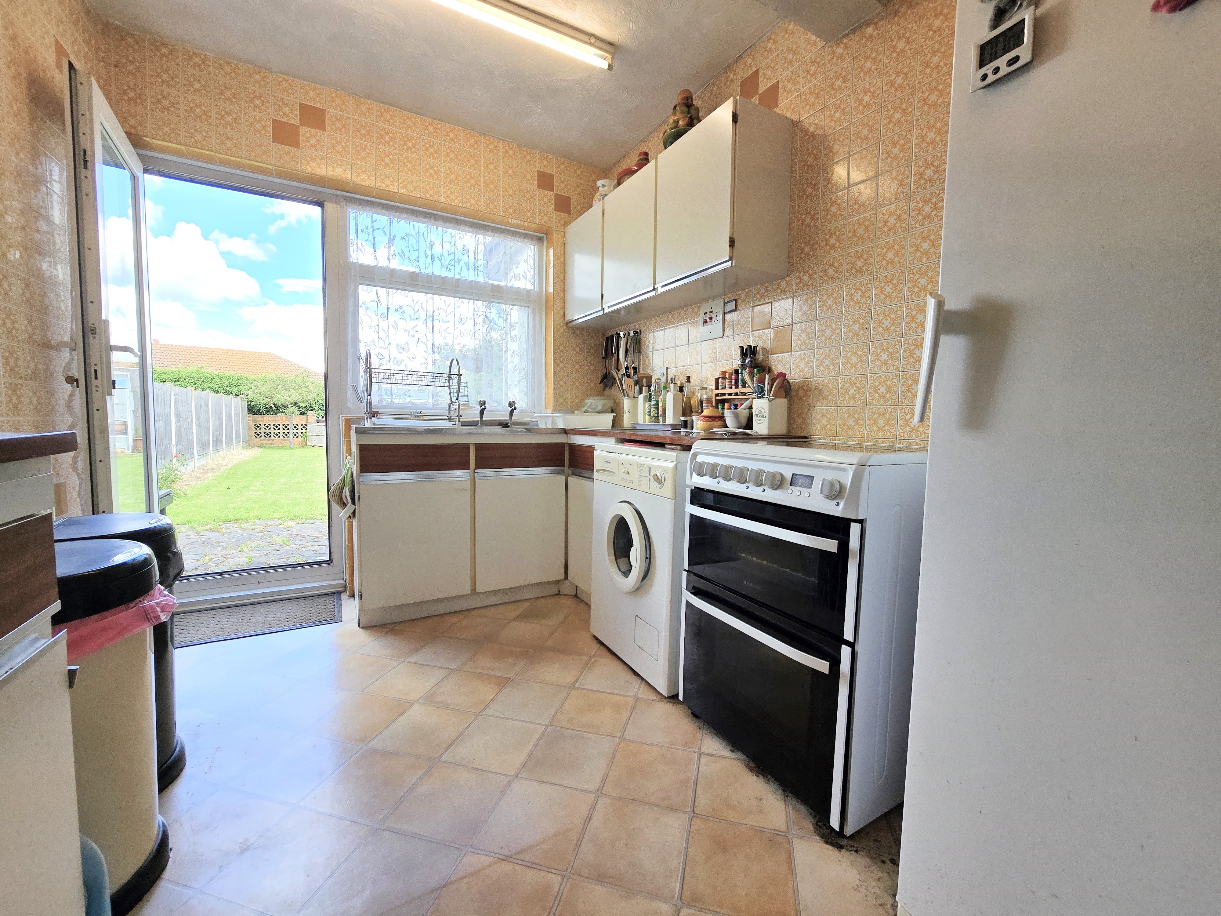 2 bed semi-detached bungalow for sale in Thornford Gardens, Southend on Sea  - Property Image 7