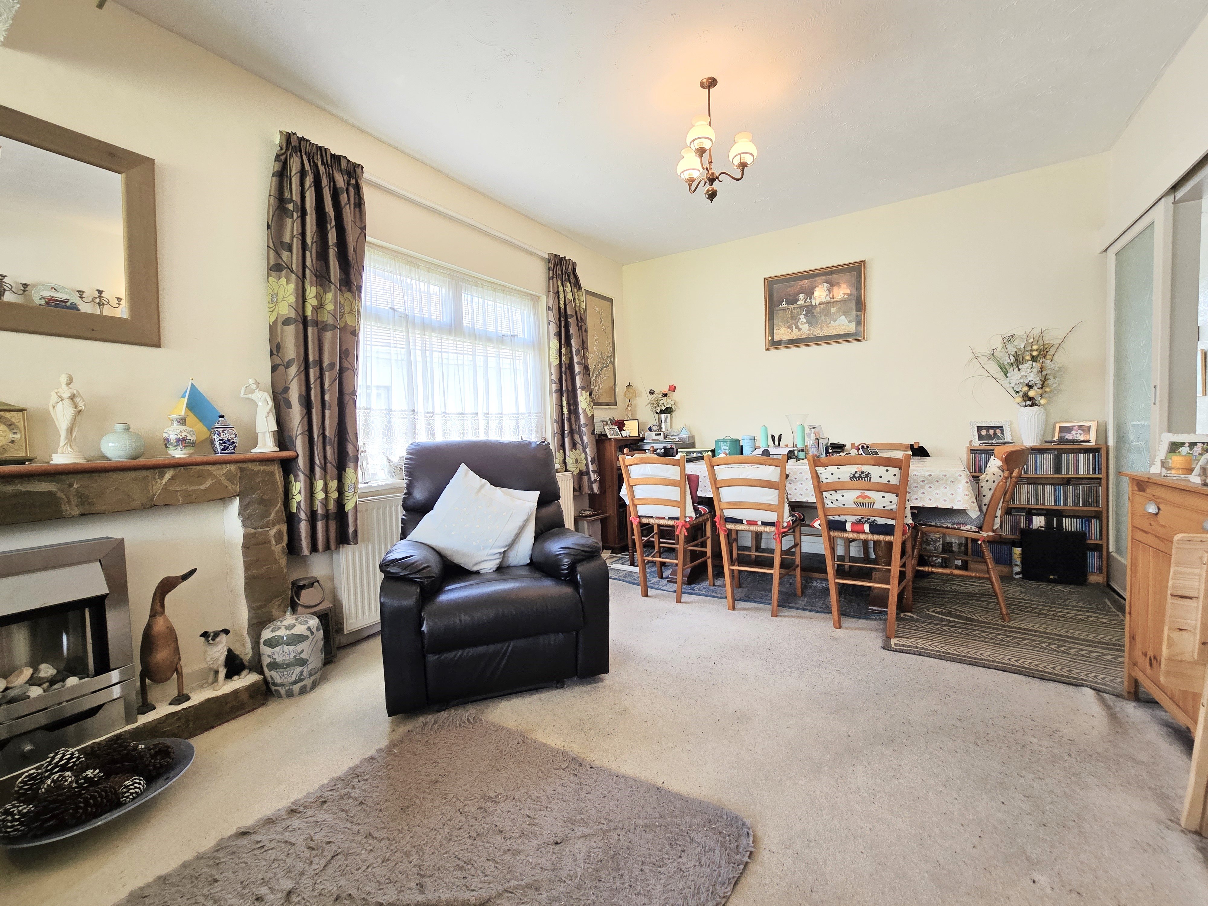 2 bed semi-detached bungalow for sale in Thornford Gardens, Southend on Sea  - Property Image 3