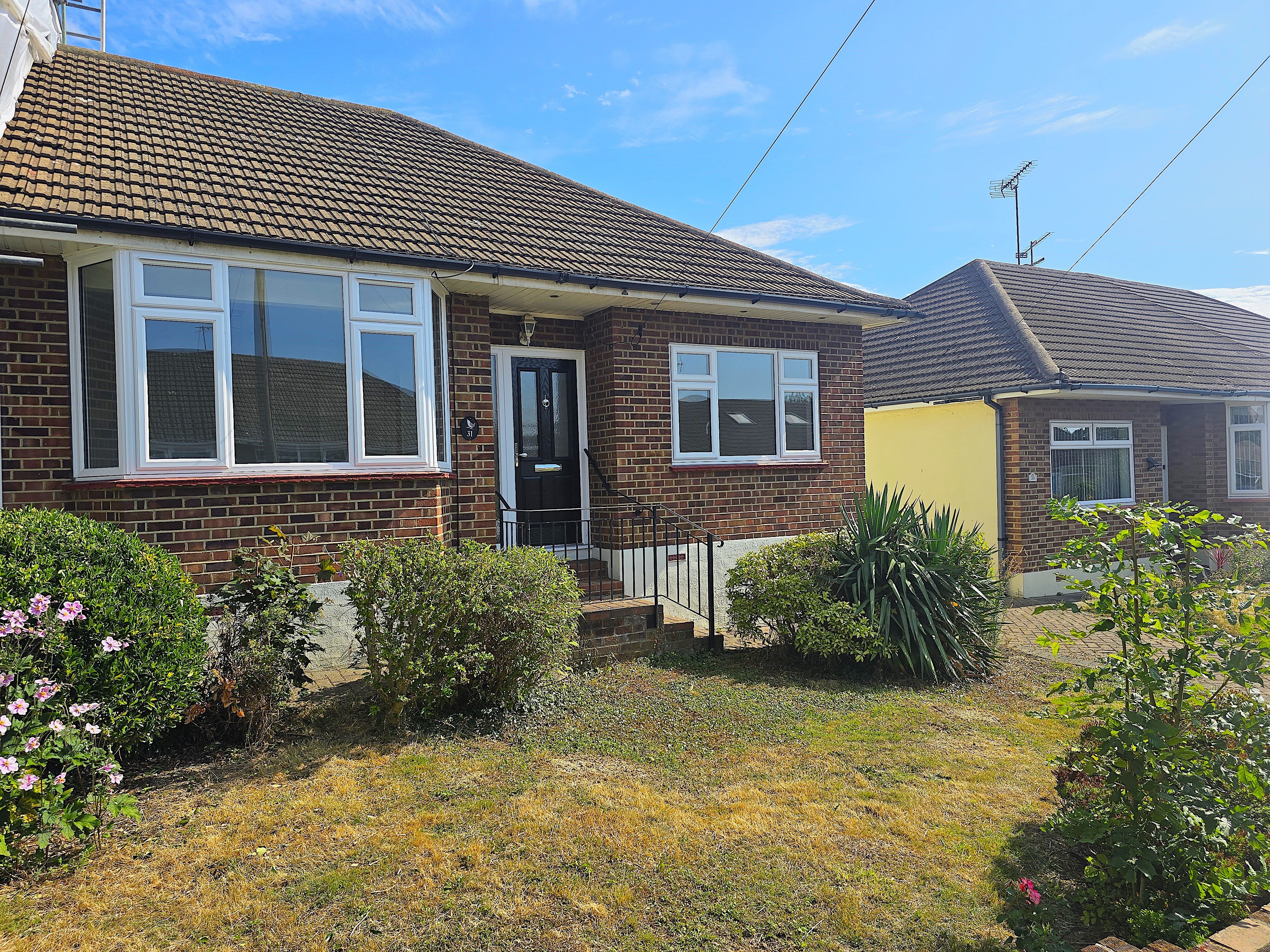 3 bed semi-detached bungalow for sale in Nevern Road, Rayleigh  - Property Image 1