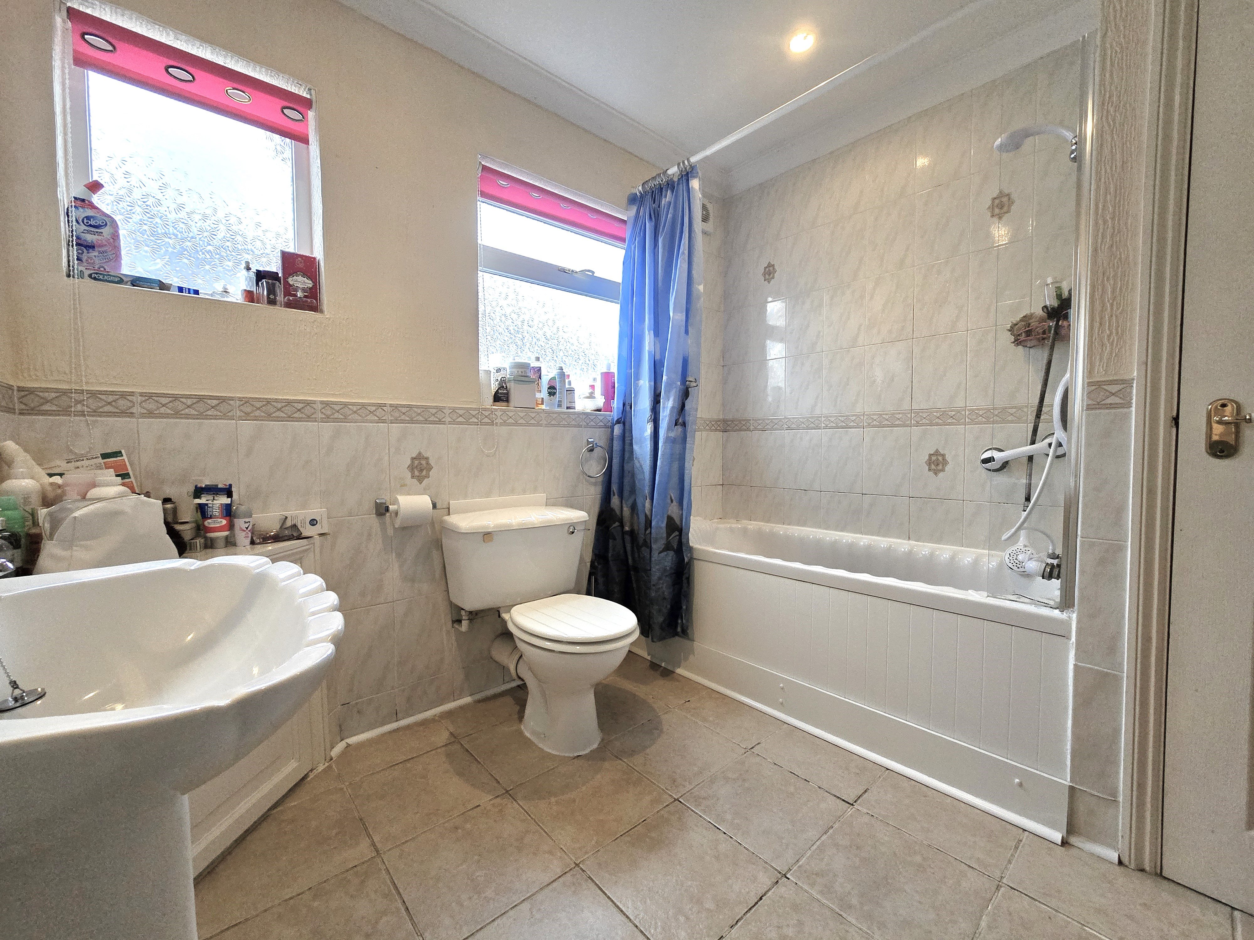 2 bed semi-detached bungalow for sale in Helena Road, Rayleigh  - Property Image 3