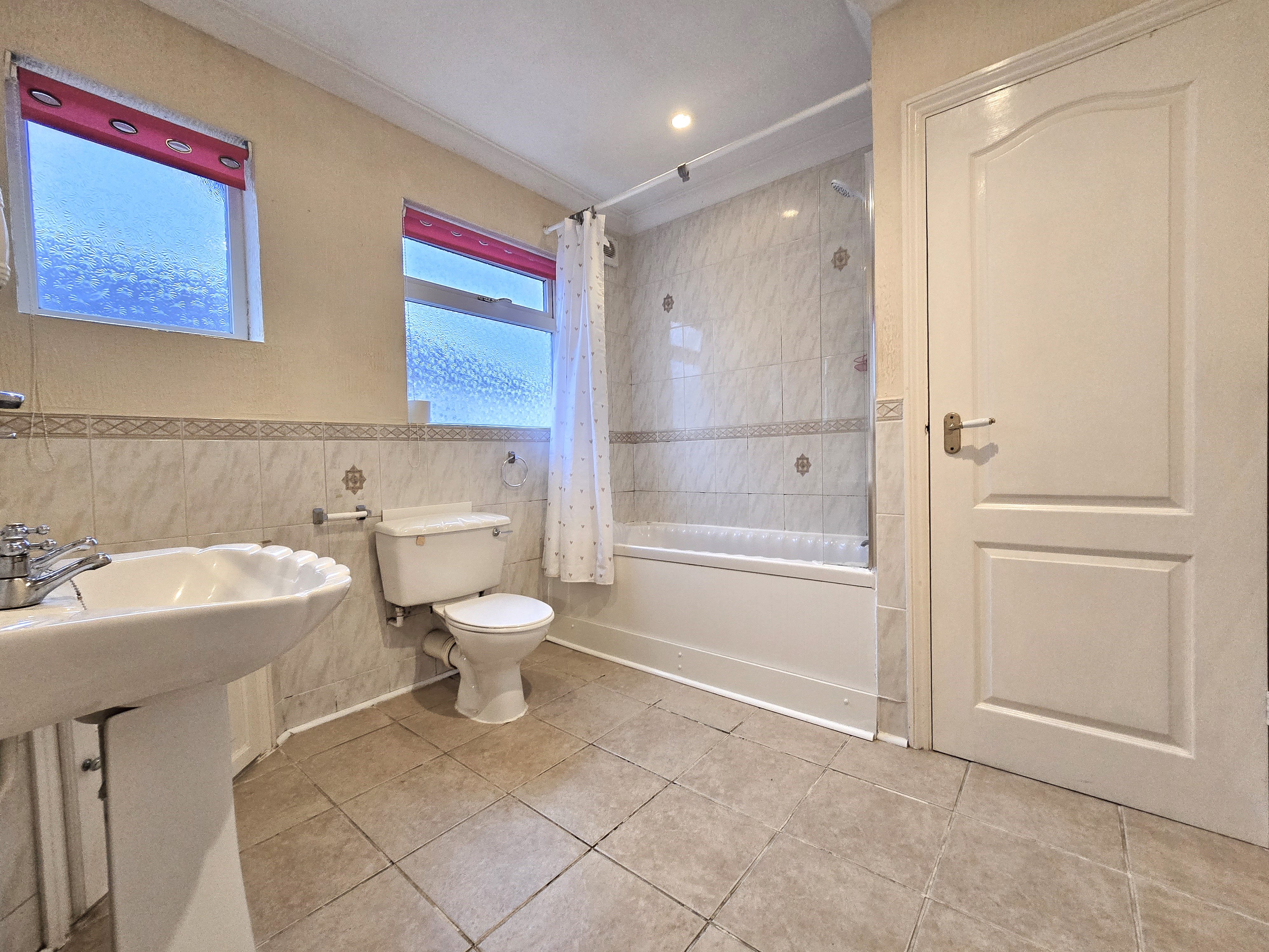 2 bed semi-detached bungalow for sale in Helena Road, Rayleigh  - Property Image 3