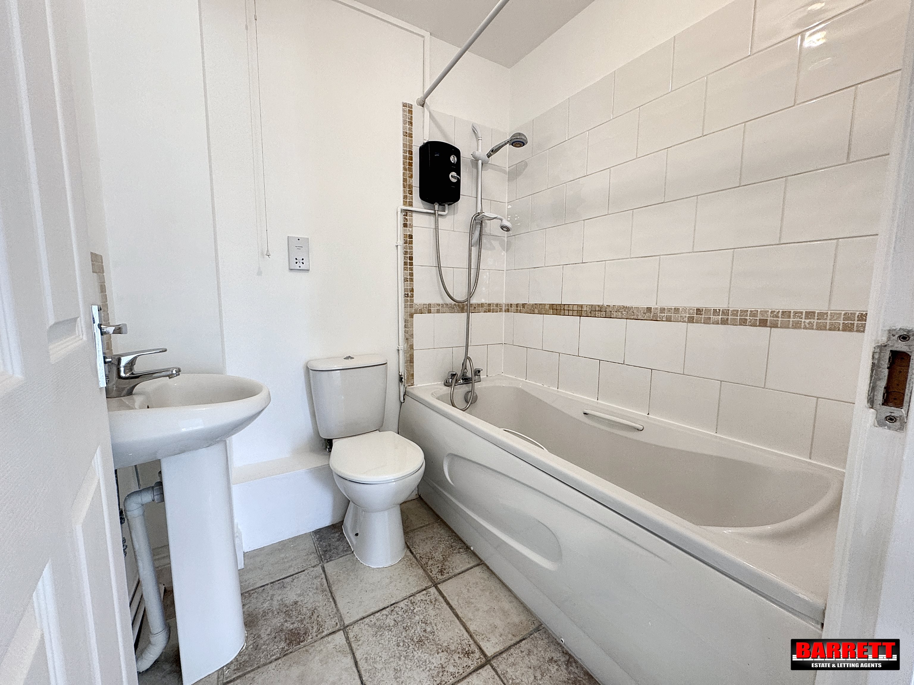 2 bed flat for sale in Brook Court, 121 High Road  - Property Image 4