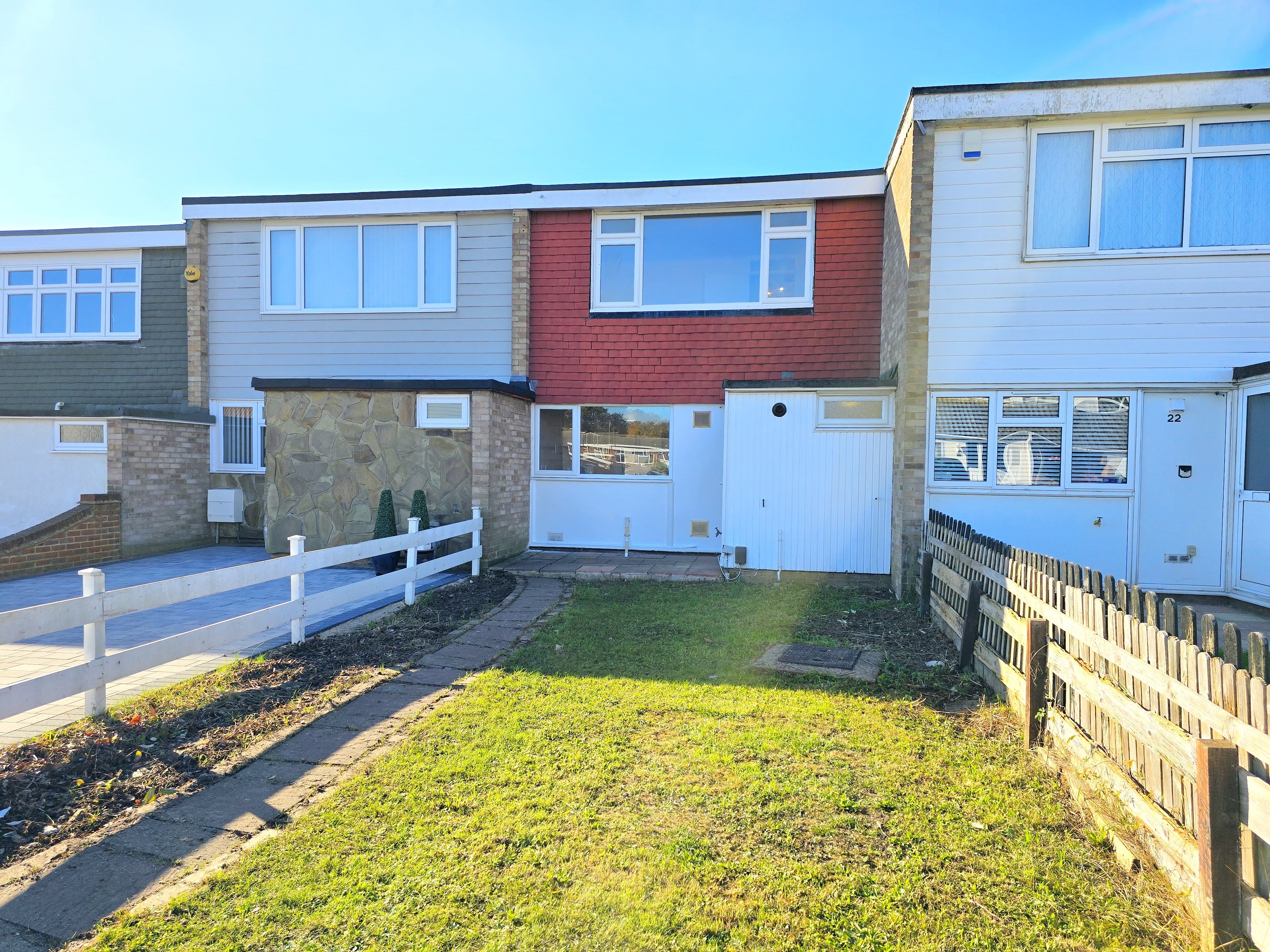 3 bed terraced house for sale in Cedar Avenue, Wickford  - Property Image 1