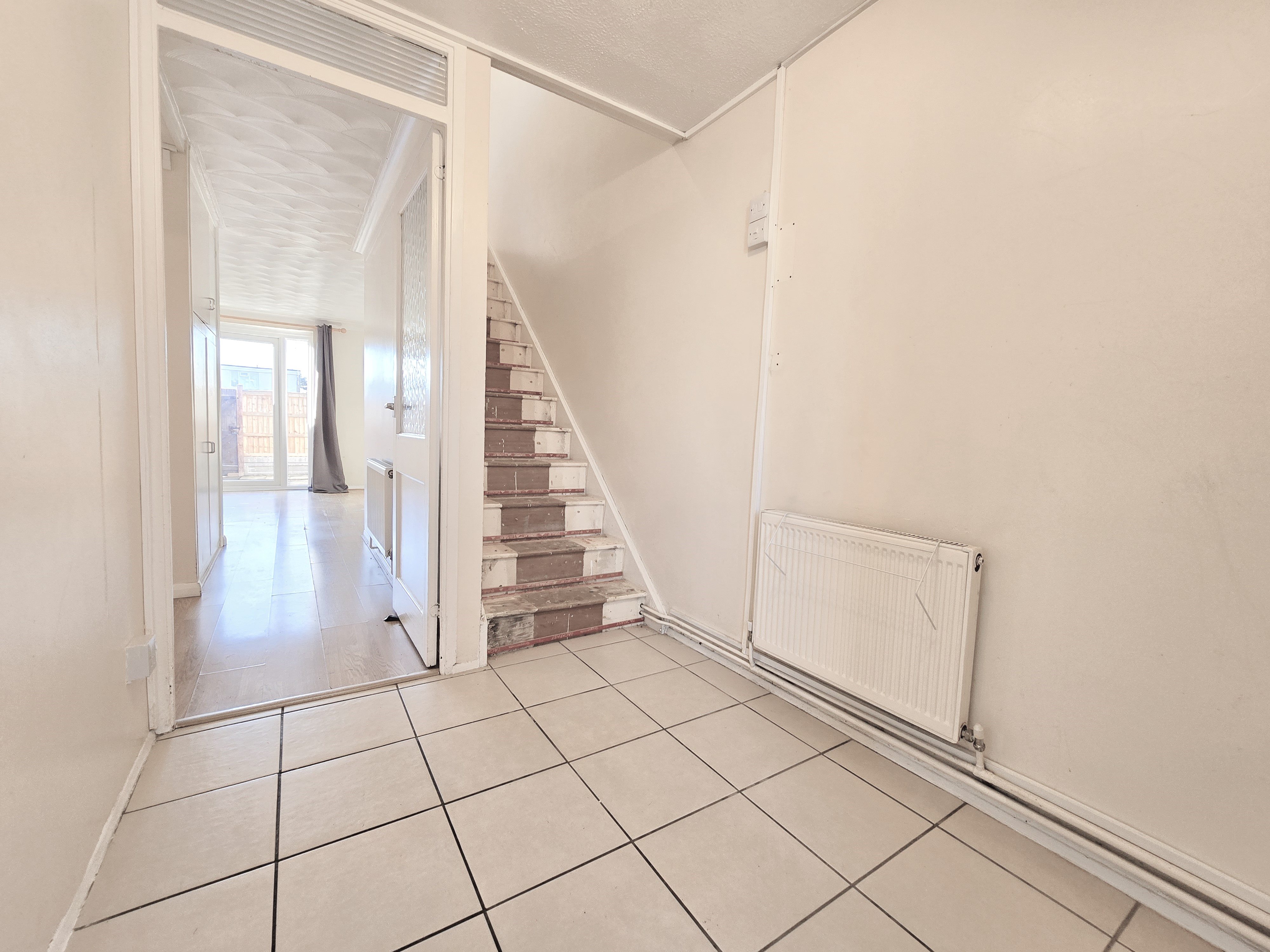 3 bed terraced house for sale in Cedar Avenue, Wickford  - Property Image 5