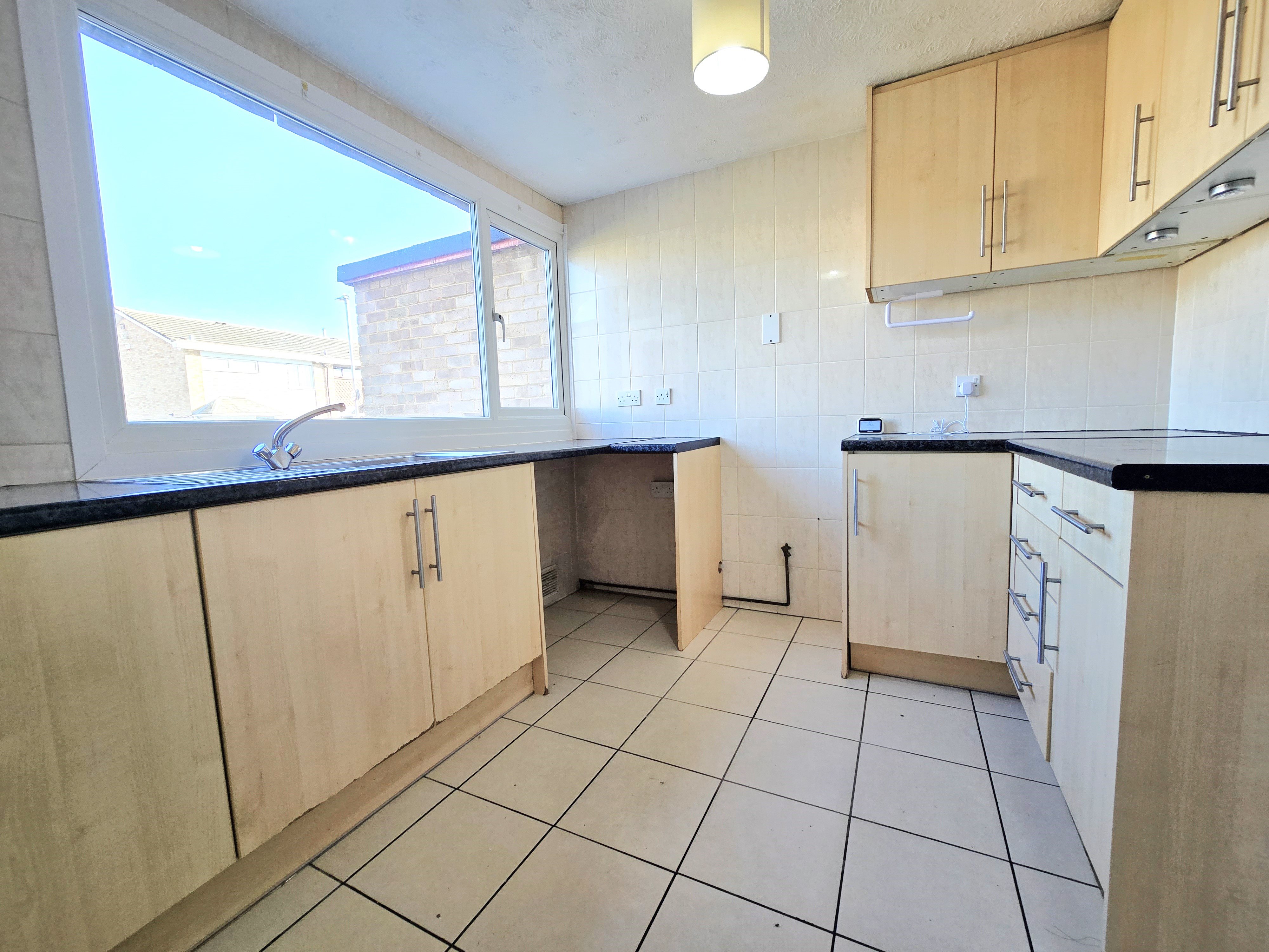 3 bed terraced house for sale in Cedar Avenue, Wickford  - Property Image 4