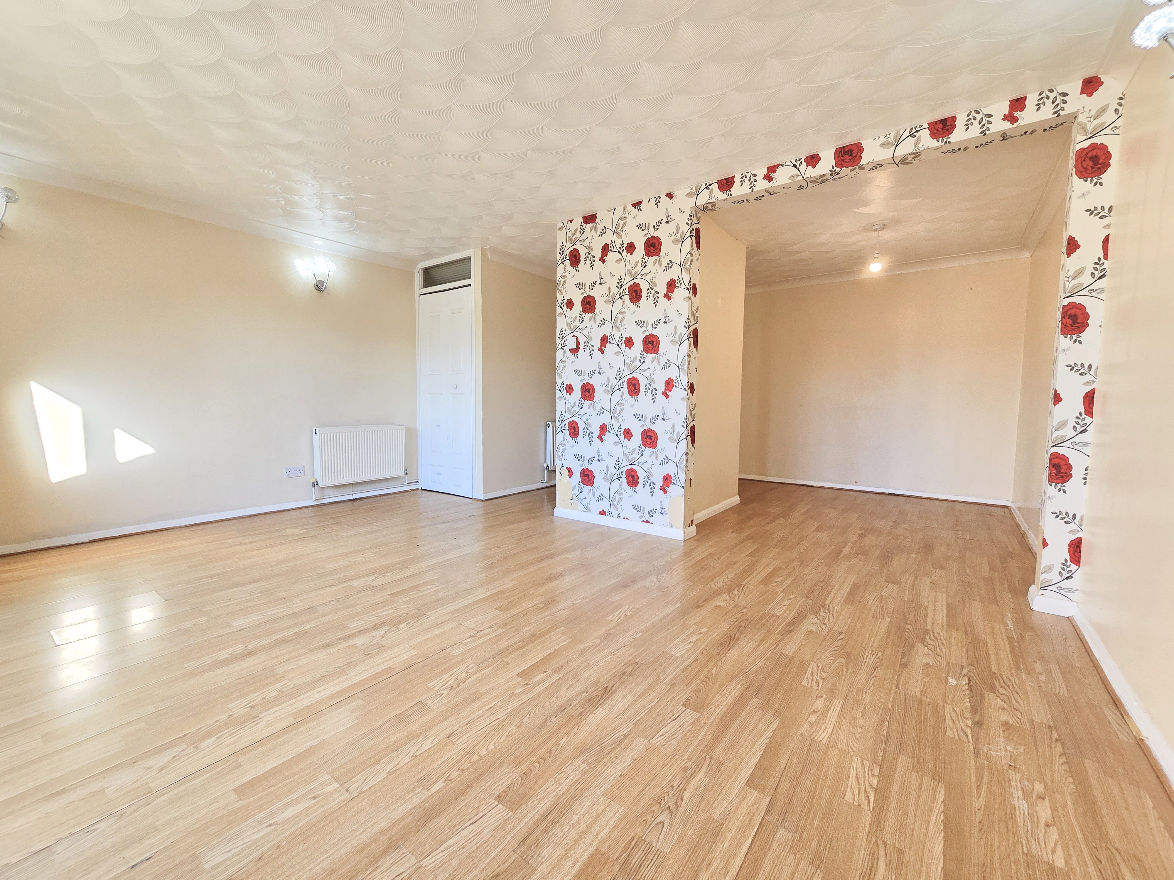 3 bed terraced house for sale in Cedar Avenue, Wickford  - Property Image 2