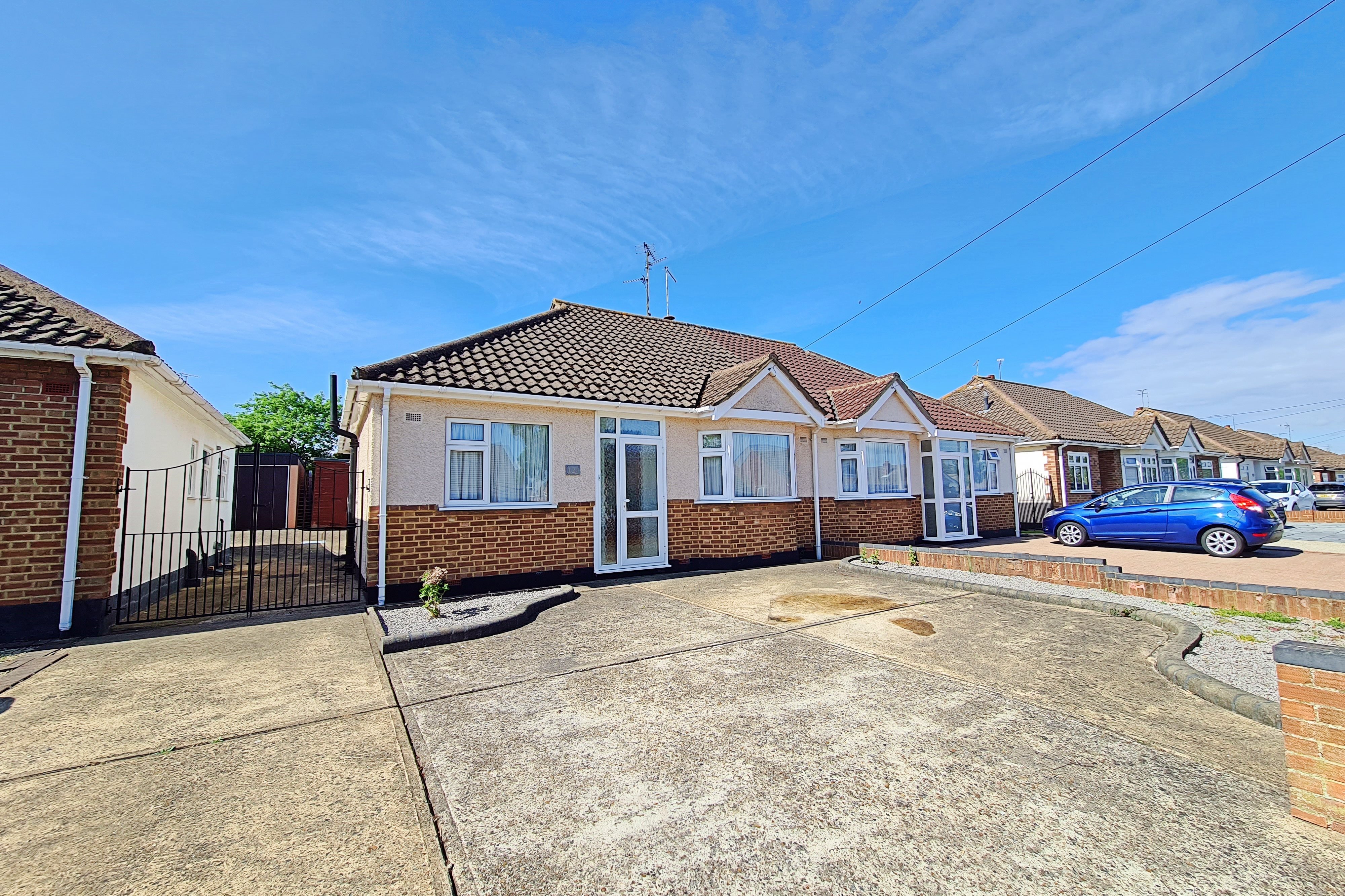 2 bed semi-detached bungalow for sale in Leslie Road, Rayleigh - Property Image 1