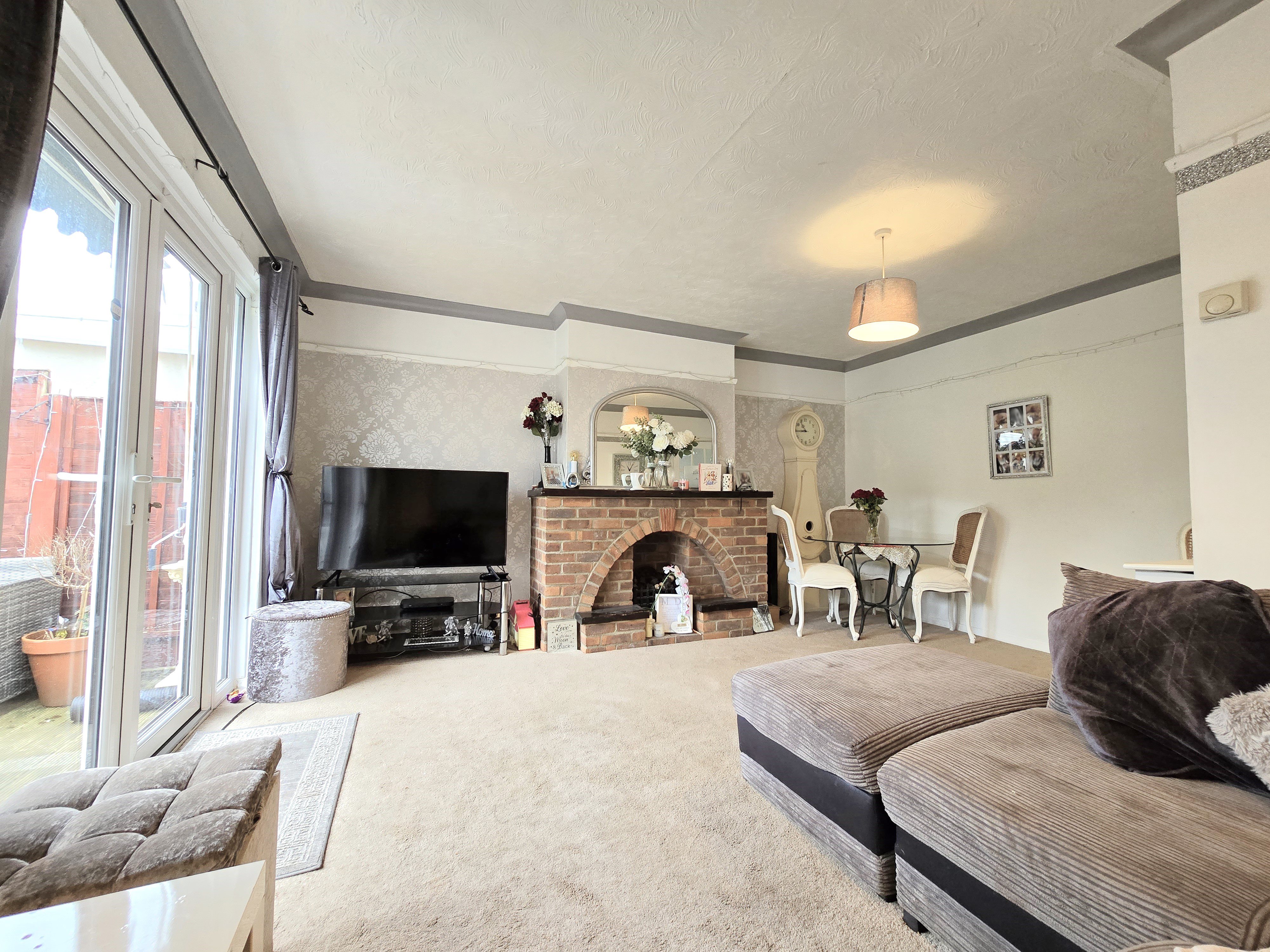 2 bed semi-detached bungalow for sale in Leslie Road, Rayleigh  - Property Image 2