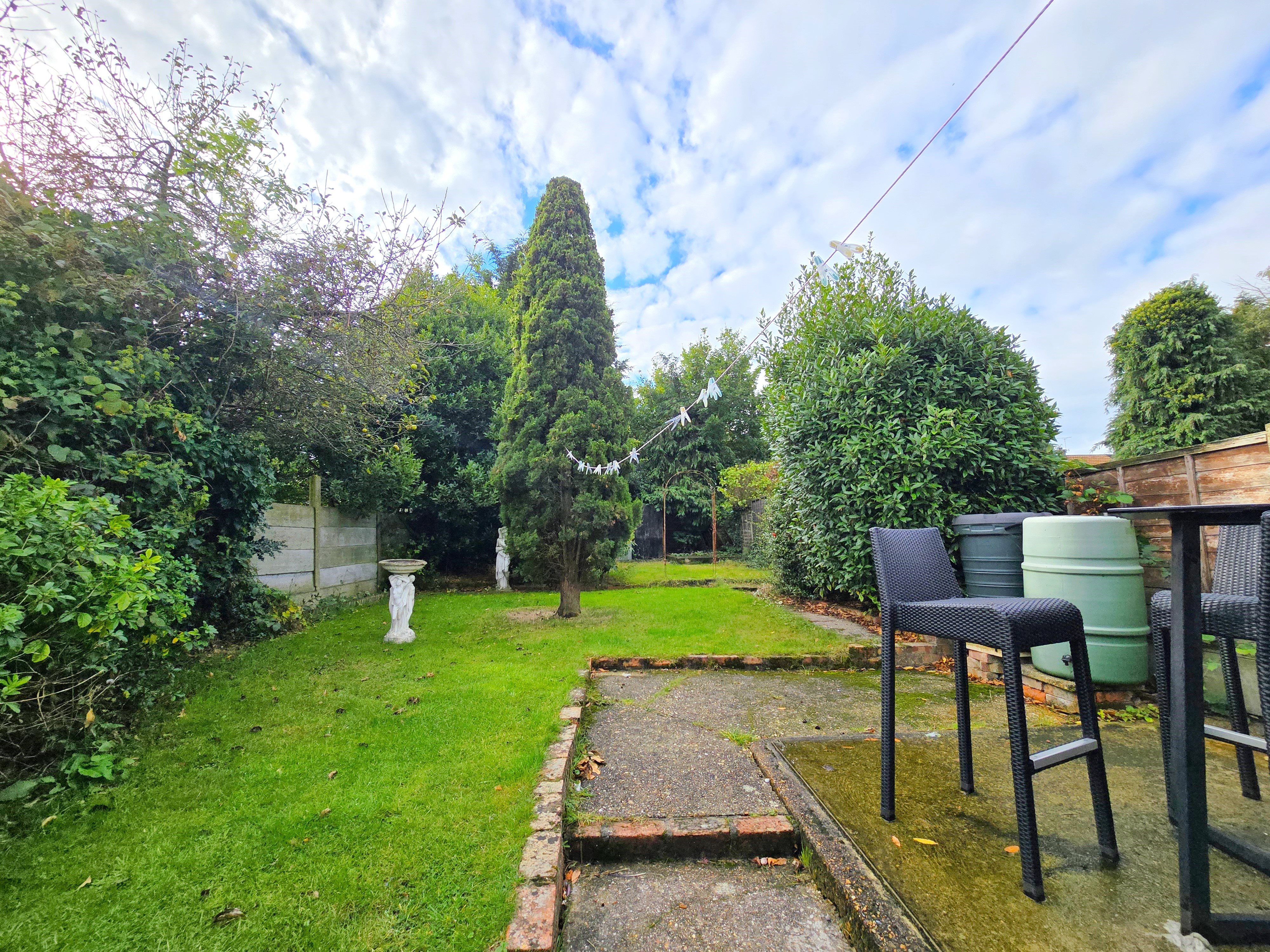 2 bed semi-detached bungalow for sale in Woodcutters Avenue, Leigh-on-sea  - Property Image 11