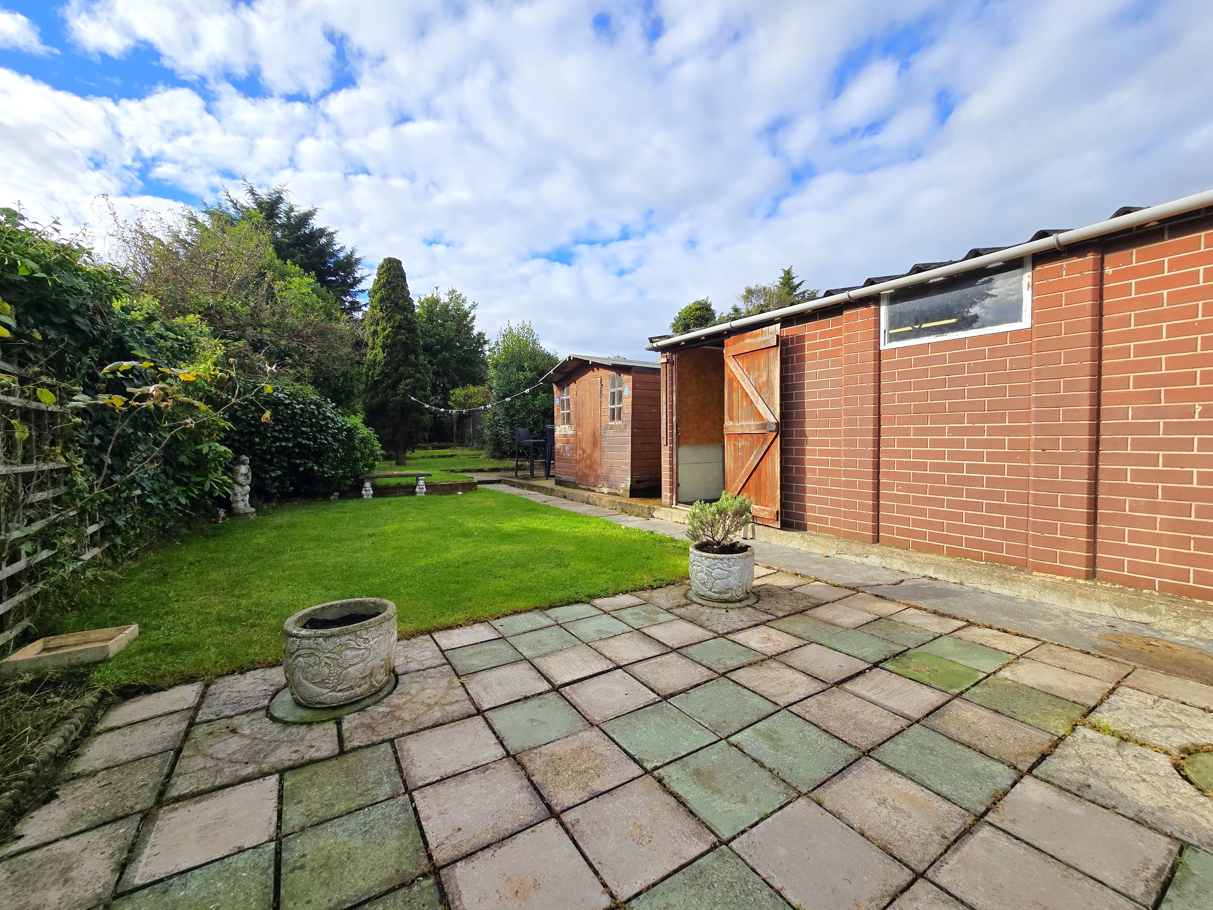 2 bed semi-detached bungalow for sale in Woodcutters Avenue, Leigh-on-sea  - Property Image 10