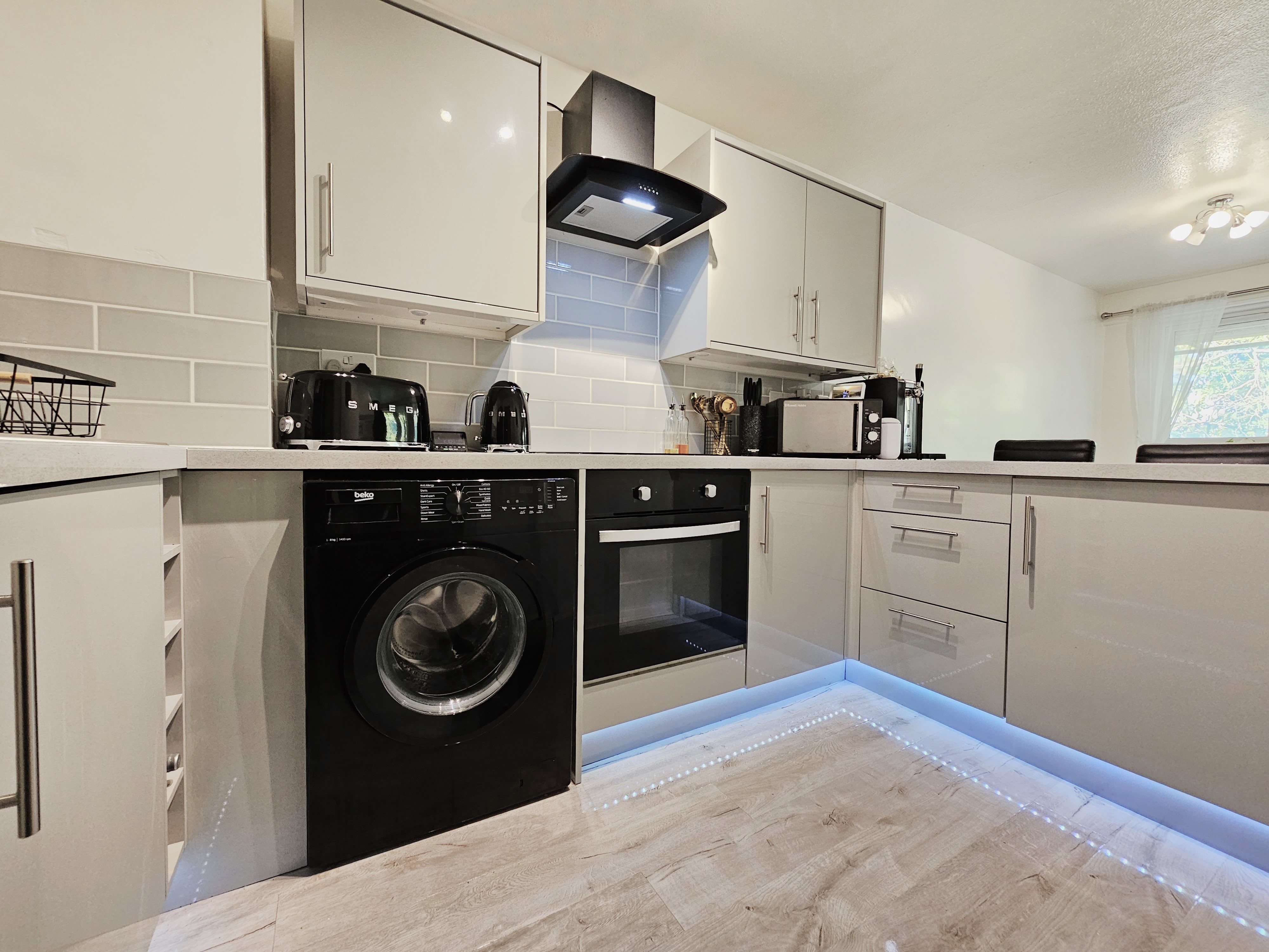 2 bed flat for sale in Rayleigh, Essex - Property Image 1