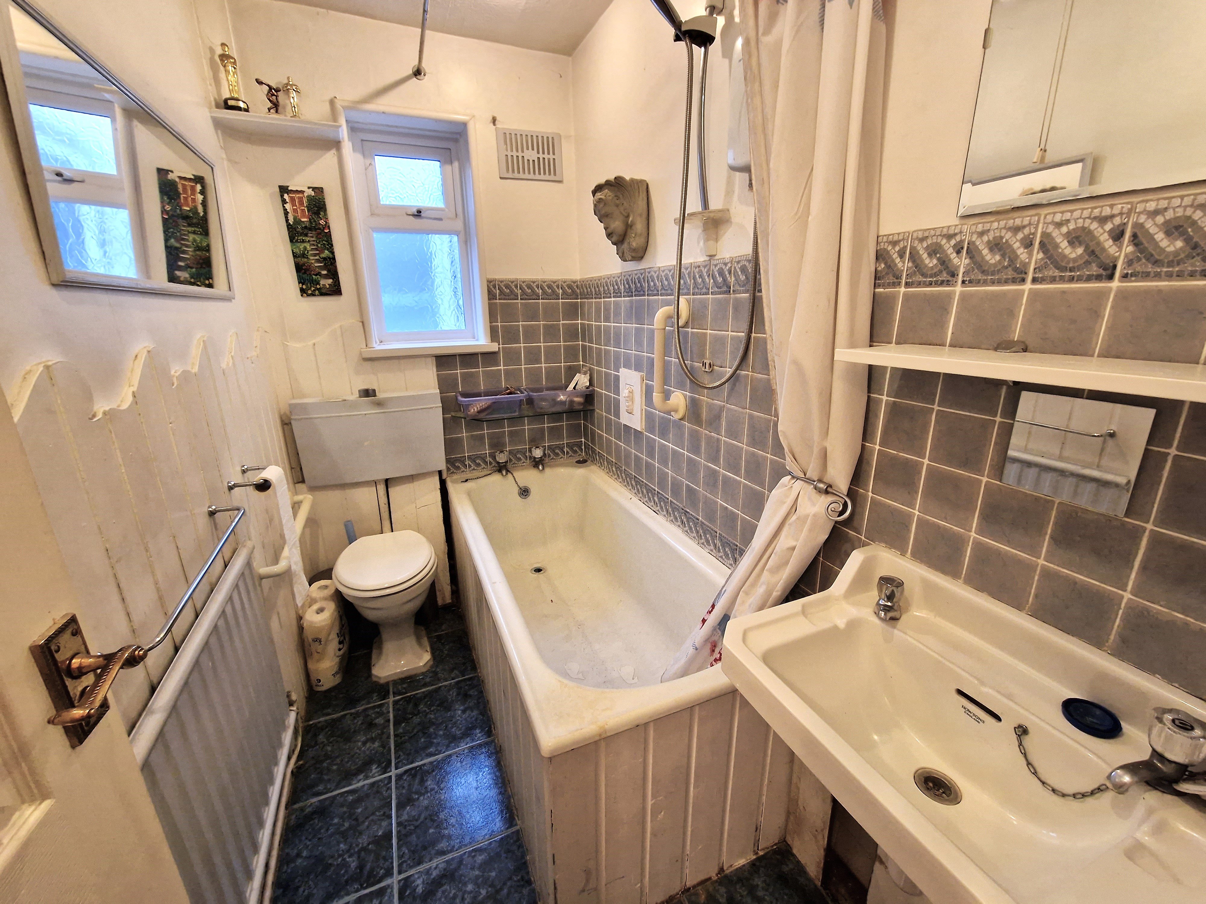2 bed semi-detached bungalow for sale in Grove Road, Rayleigh  - Property Image 5