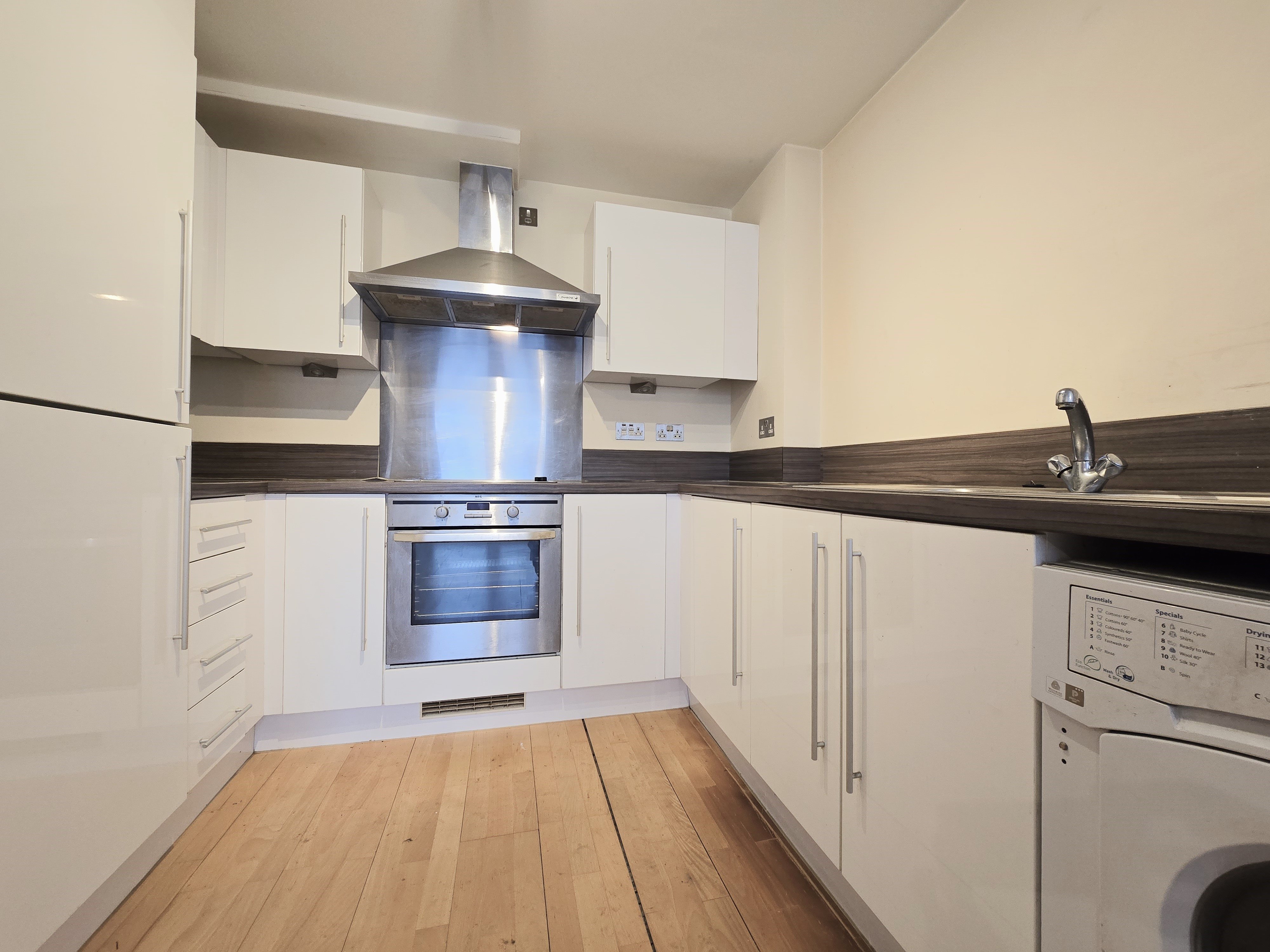 2 bed flat for sale in The Wave, Market Avenue  - Property Image 2