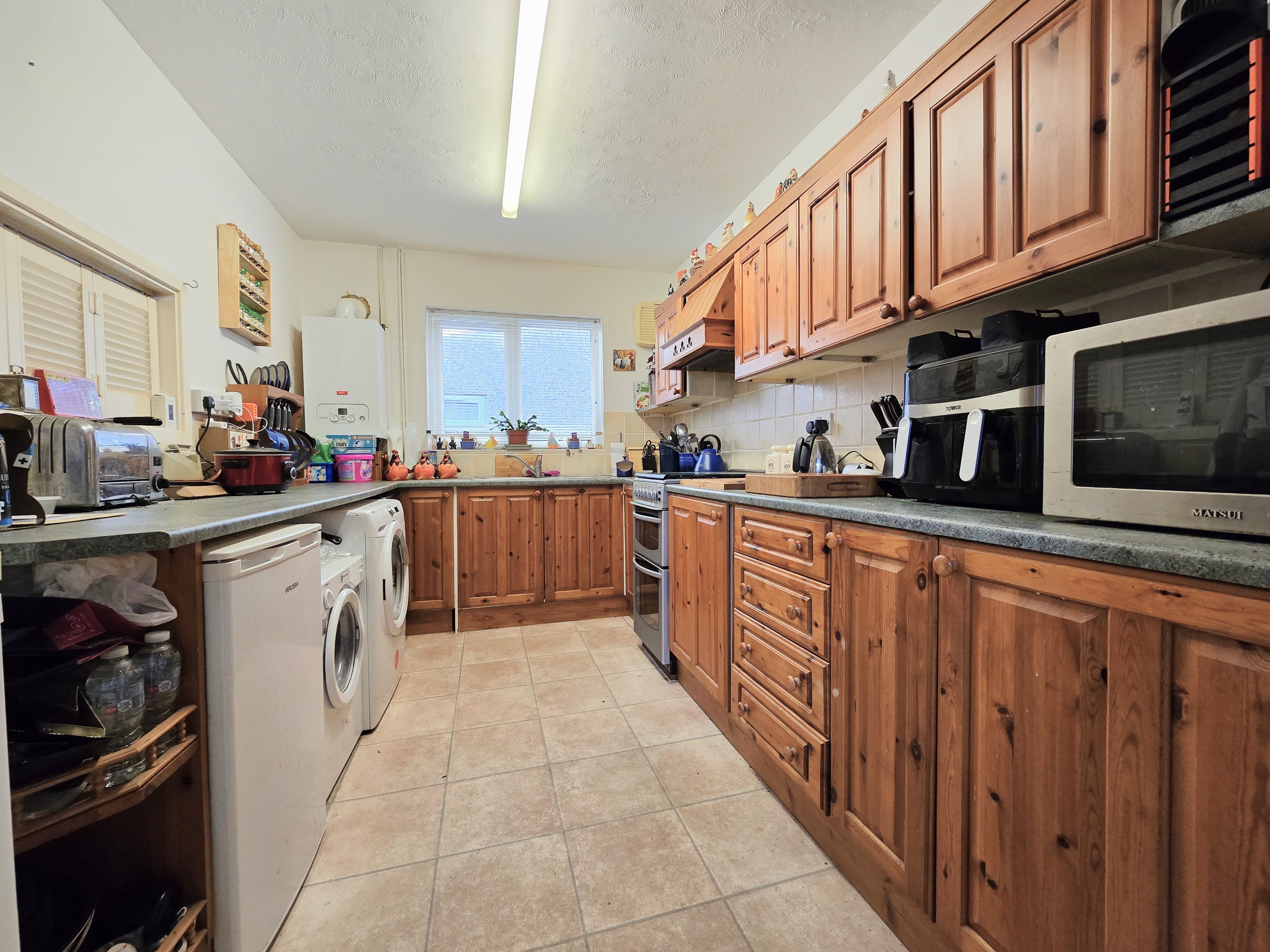 2 bed bungalow for sale in Love Lane, Rayleigh  - Property Image 5
