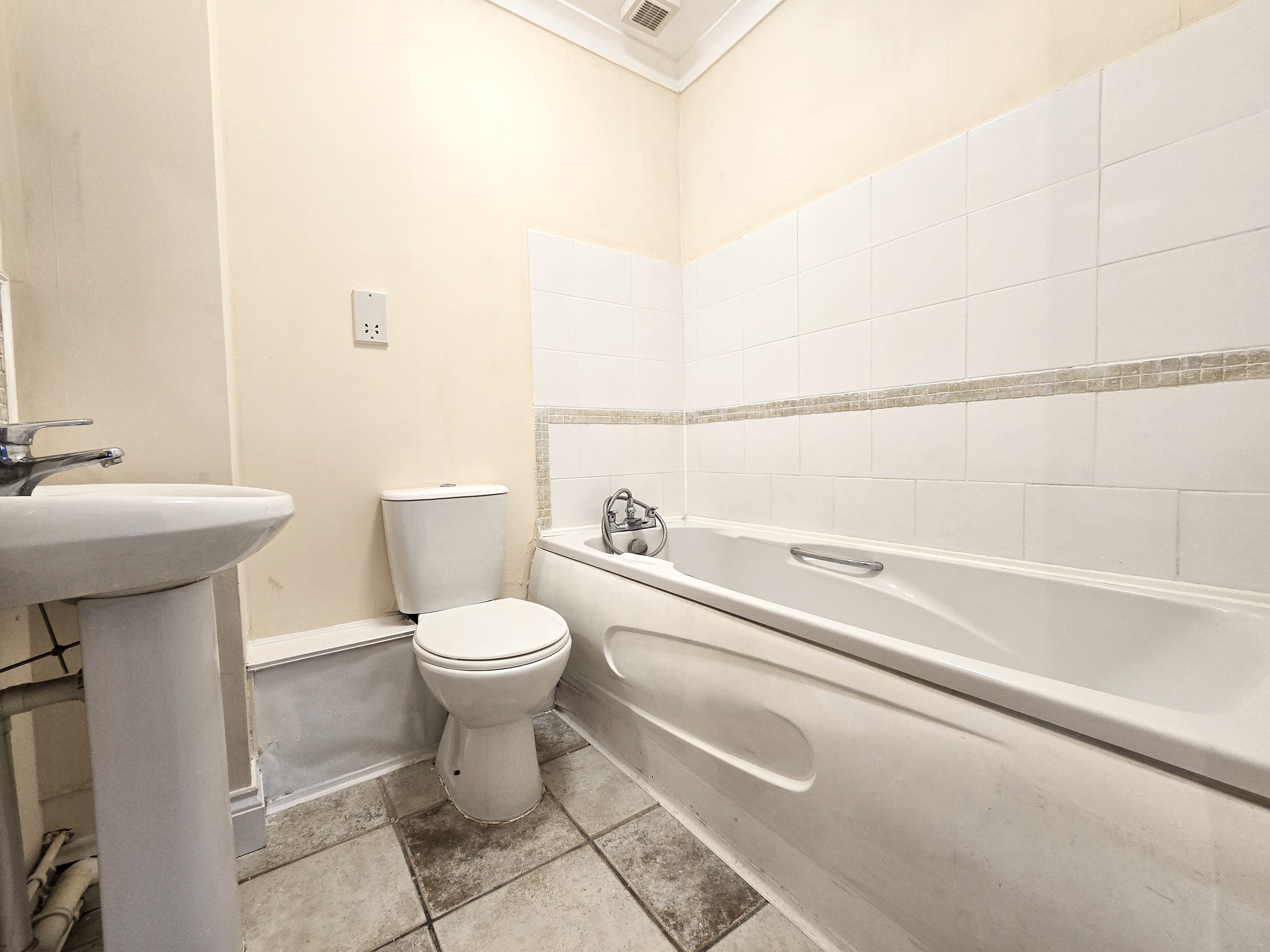 2 bed flat for sale in Brook Court, 121 High Road  - Property Image 6