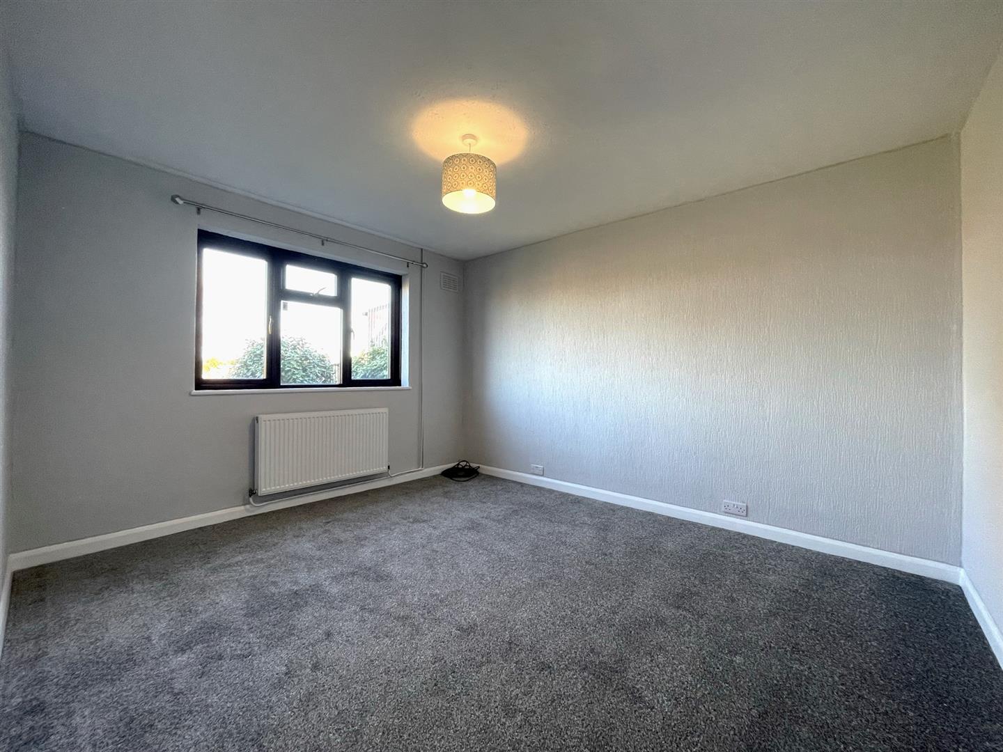2 bed semi-detached bungalow to rent in London Road, Benfleet  - Property Image 5
