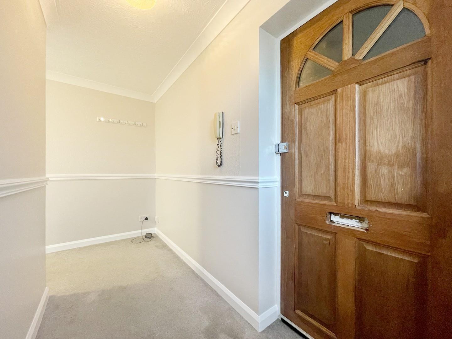 2 bed flat to rent in Sanders Road, Canvey Island  - Property Image 8