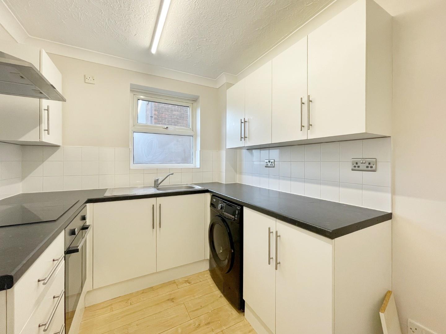 2 bed flat to rent in Sanders Road, Canvey Island  - Property Image 2