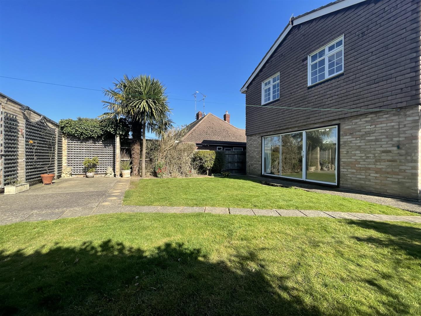 4 bed detached house to rent in Trinity Road, Rayleigh  - Property Image 8