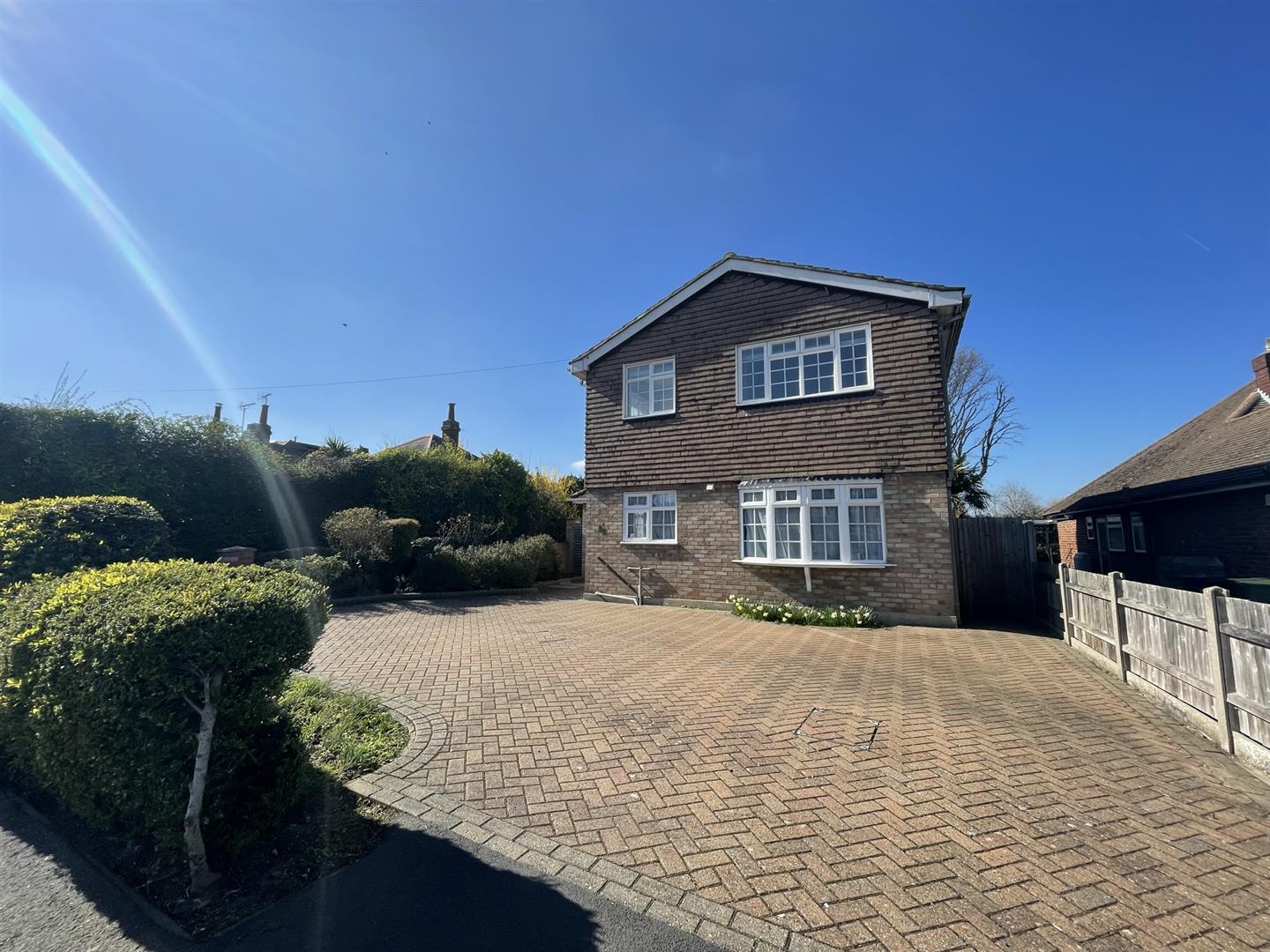 4 bed detached house to rent in Trinity Road, Rayleigh  - Property Image 2