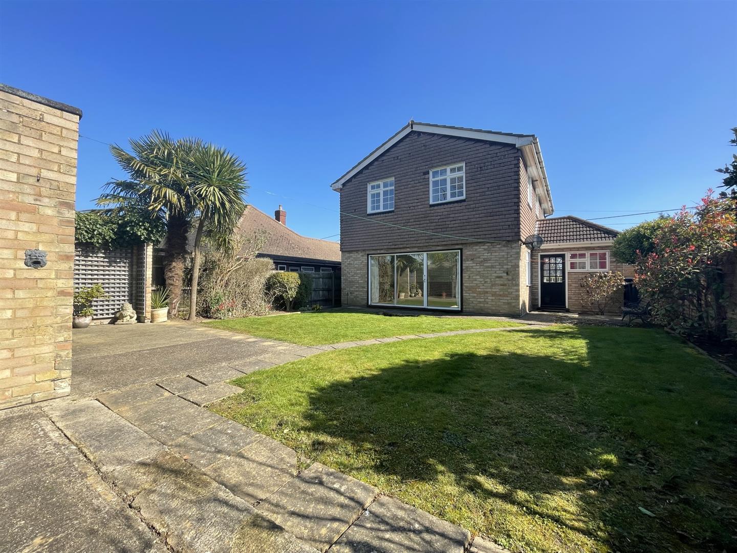 4 bed detached house to rent in Trinity Road, Rayleigh  - Property Image 7