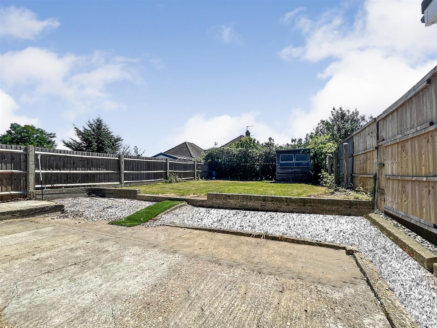 3 bed semi-detached bungalow to rent in Dunmow Gardens, Brentwood  - Property Image 5