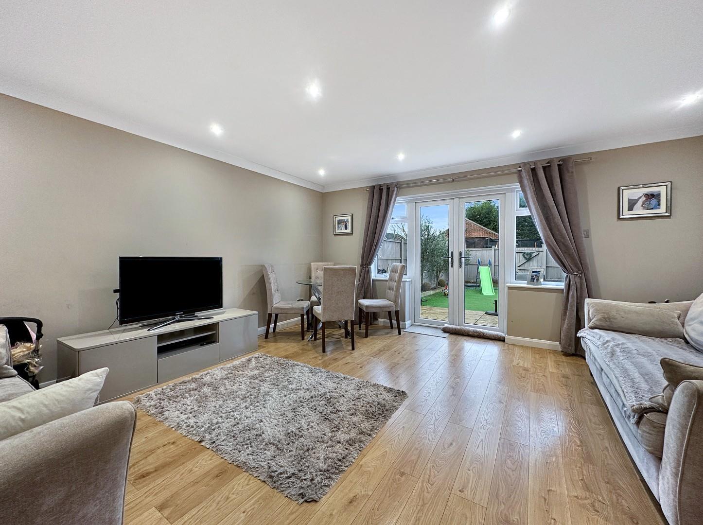 3 bed house for sale in Crouchview Close, Wickford  - Property Image 2