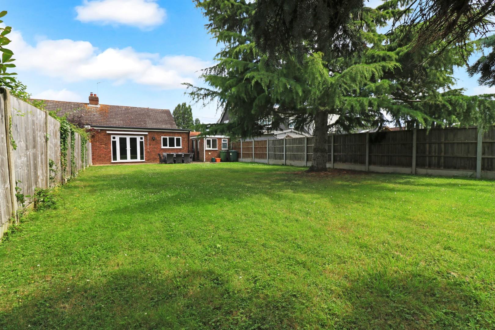 2 bed semi-detached bungalow for sale in Second Avenue, Wickford  - Property Image 6