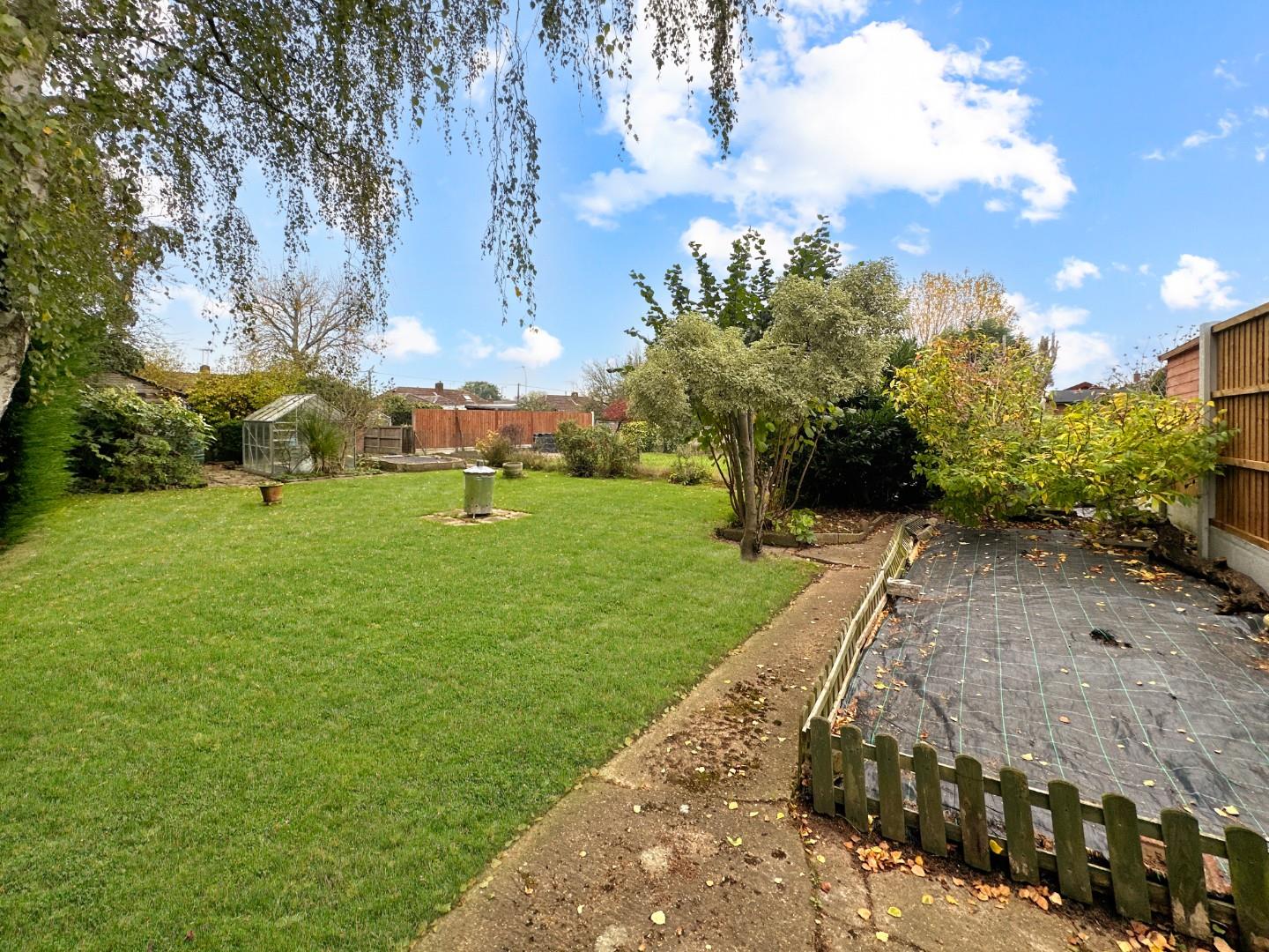 2 bed semi-detached bungalow for sale in Nevendon Road, Wickford  - Property Image 2