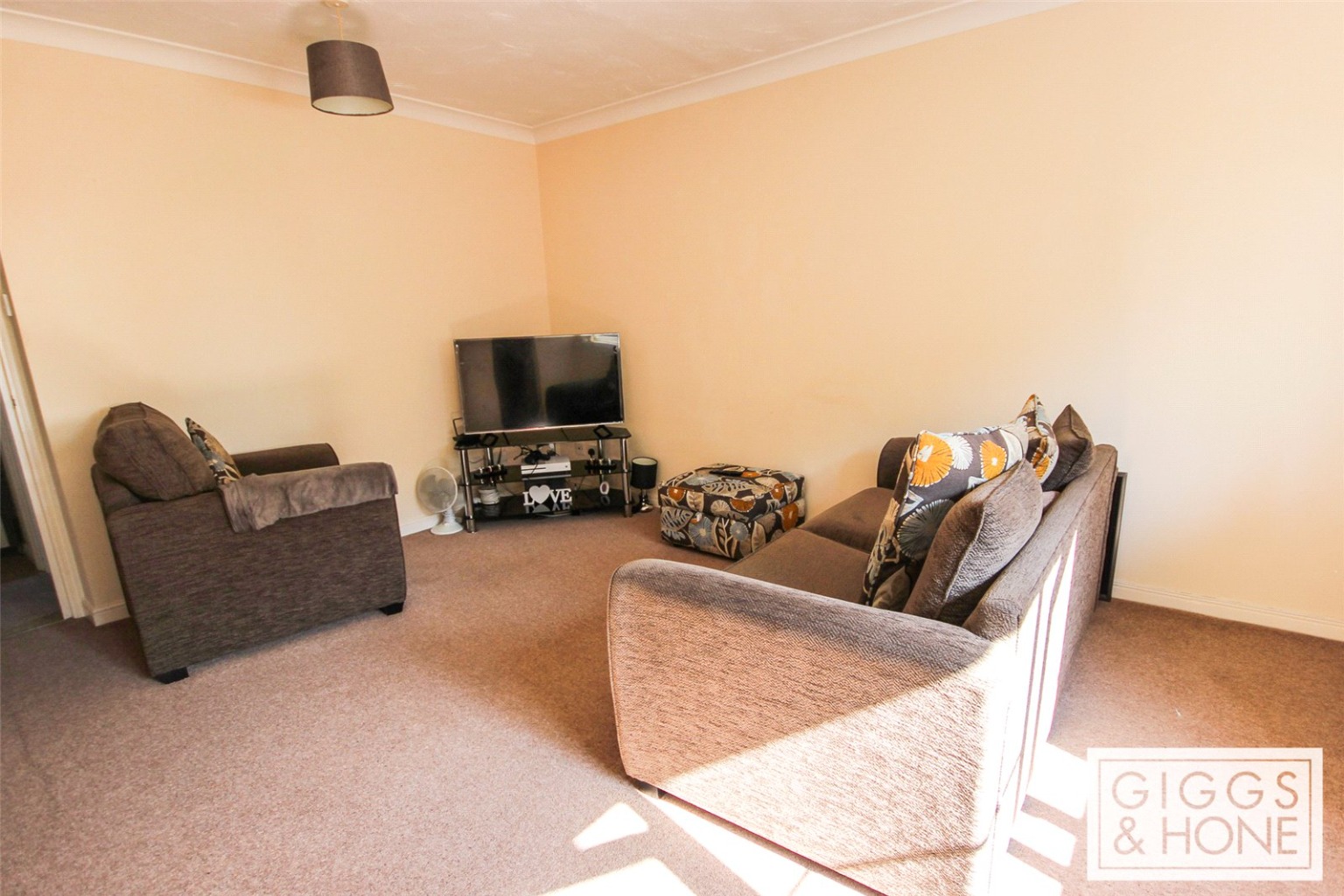 2 bed flat for sale in Redwood Grove, Bedford  - Property Image 2