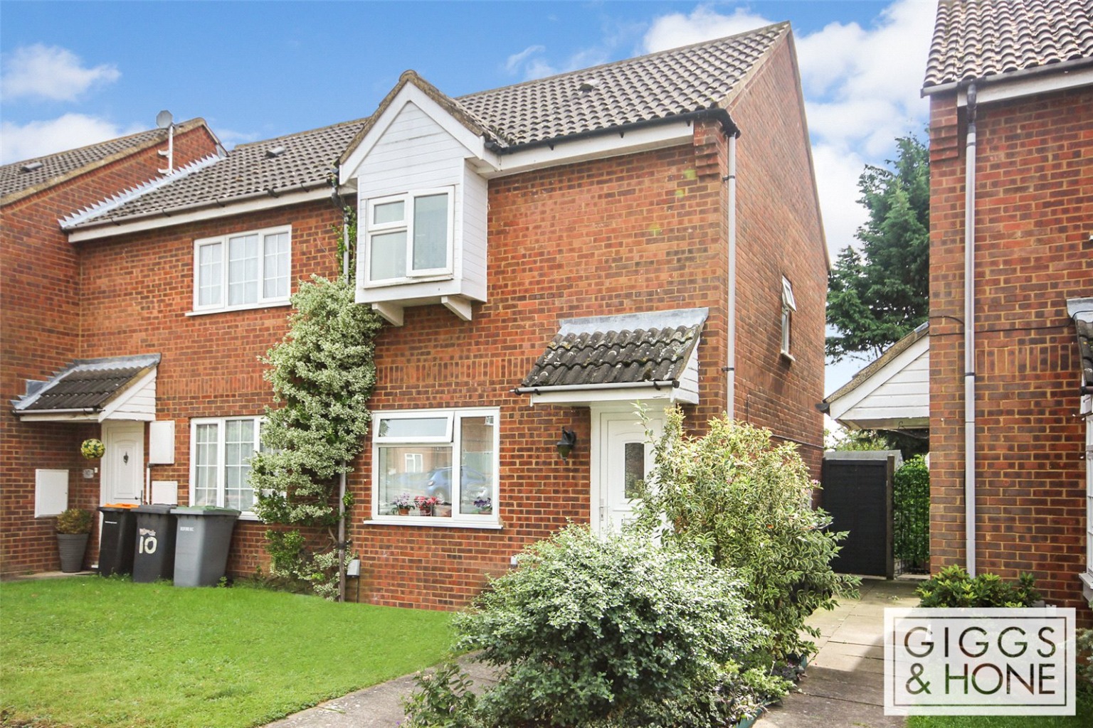 2 bed end of terrace house for sale in Westwood Close, Bedford  - Property Image 1