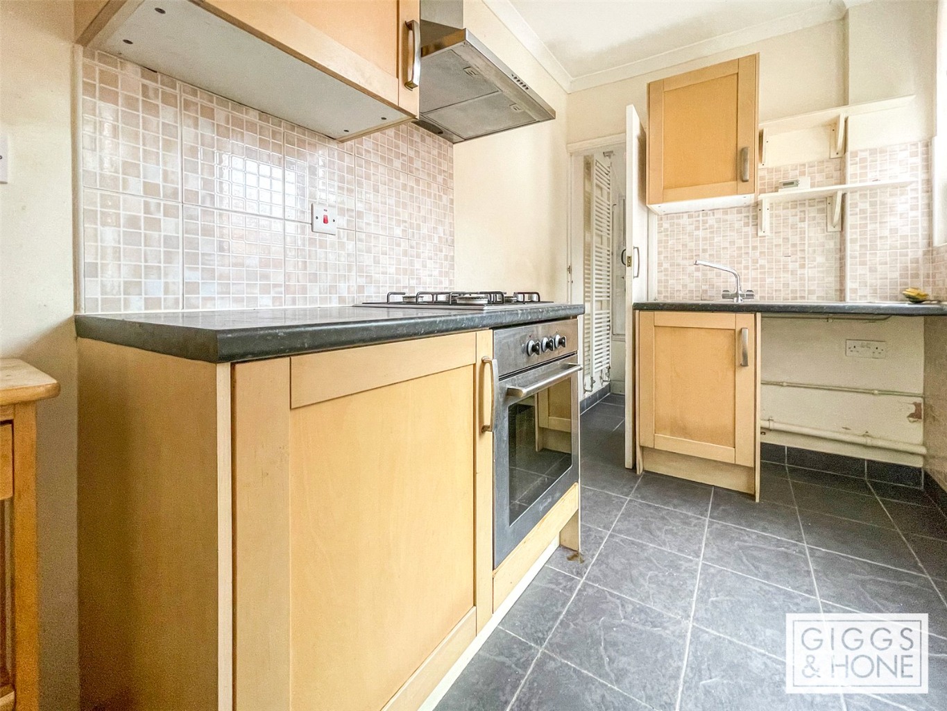 3 bed semi-detached house for sale in Newnham Avenue, Bedford  - Property Image 4