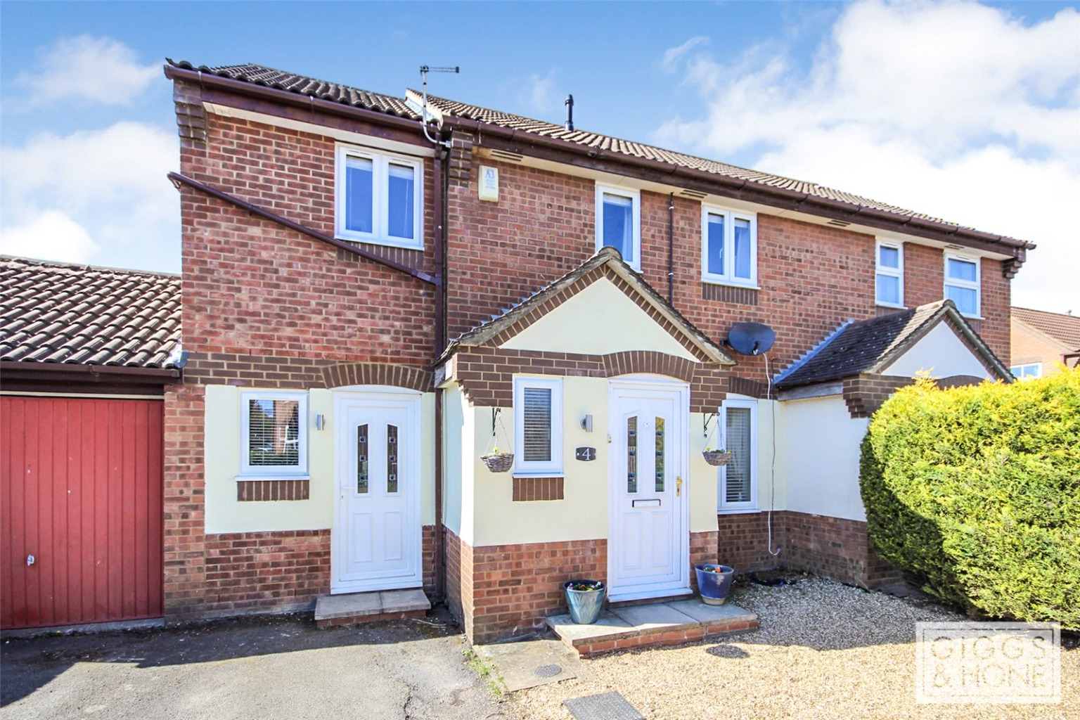 3 bed semi-detached house for sale in Gadsden Close, Bedford - Property Image 1
