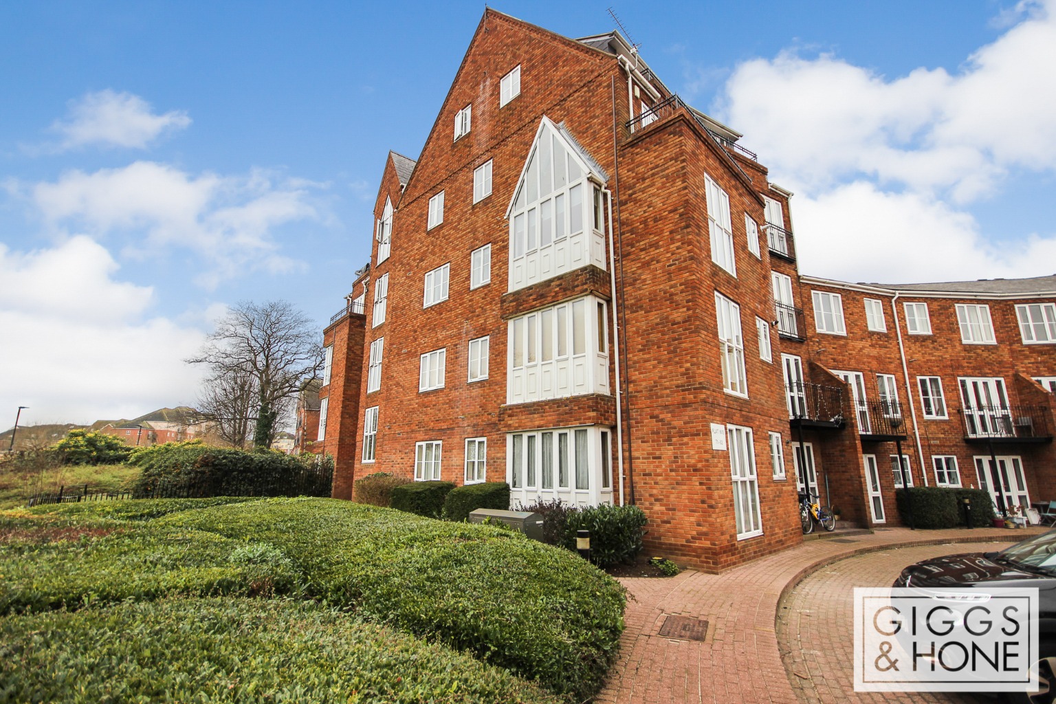 2 bed flat for sale in Sovereigns Quay, Bedford - Property Image 1