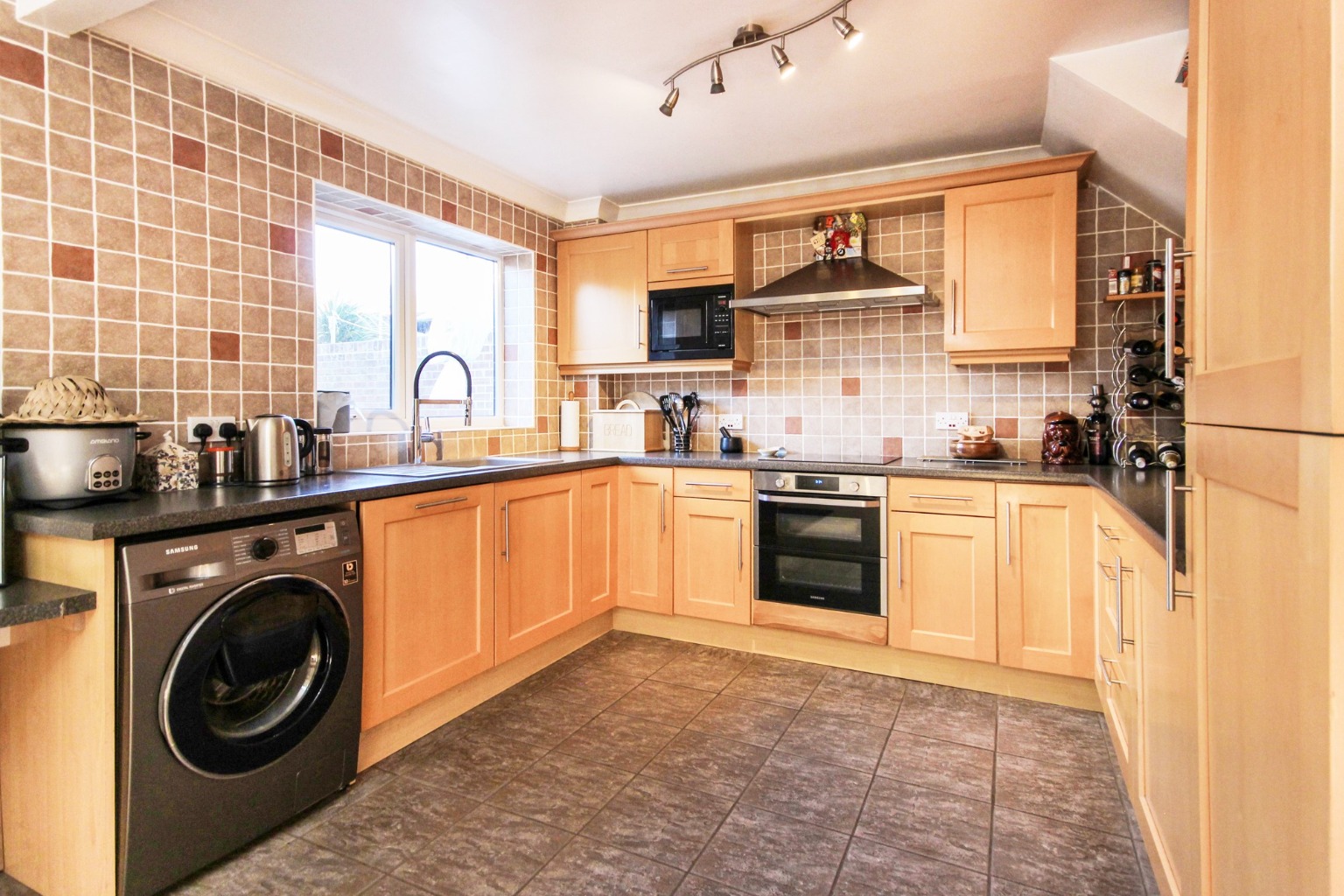 3 bed semi-detached house for sale in Chertsey Rise, Stevenage  - Property Image 3