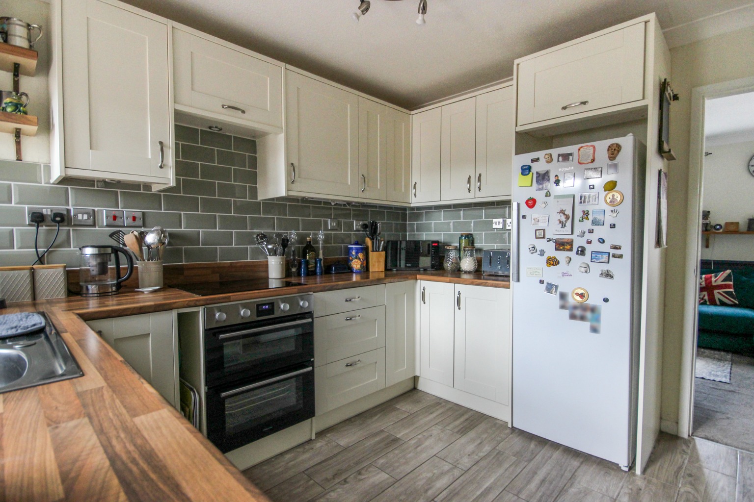 3 bed end of terrace house for sale in Hunts Field, Bedford  - Property Image 3