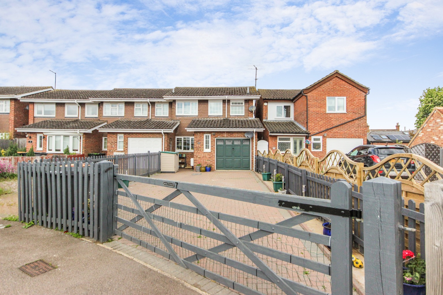 3 bed end of terrace house for sale in Hunts Field, Bedford  - Property Image 1