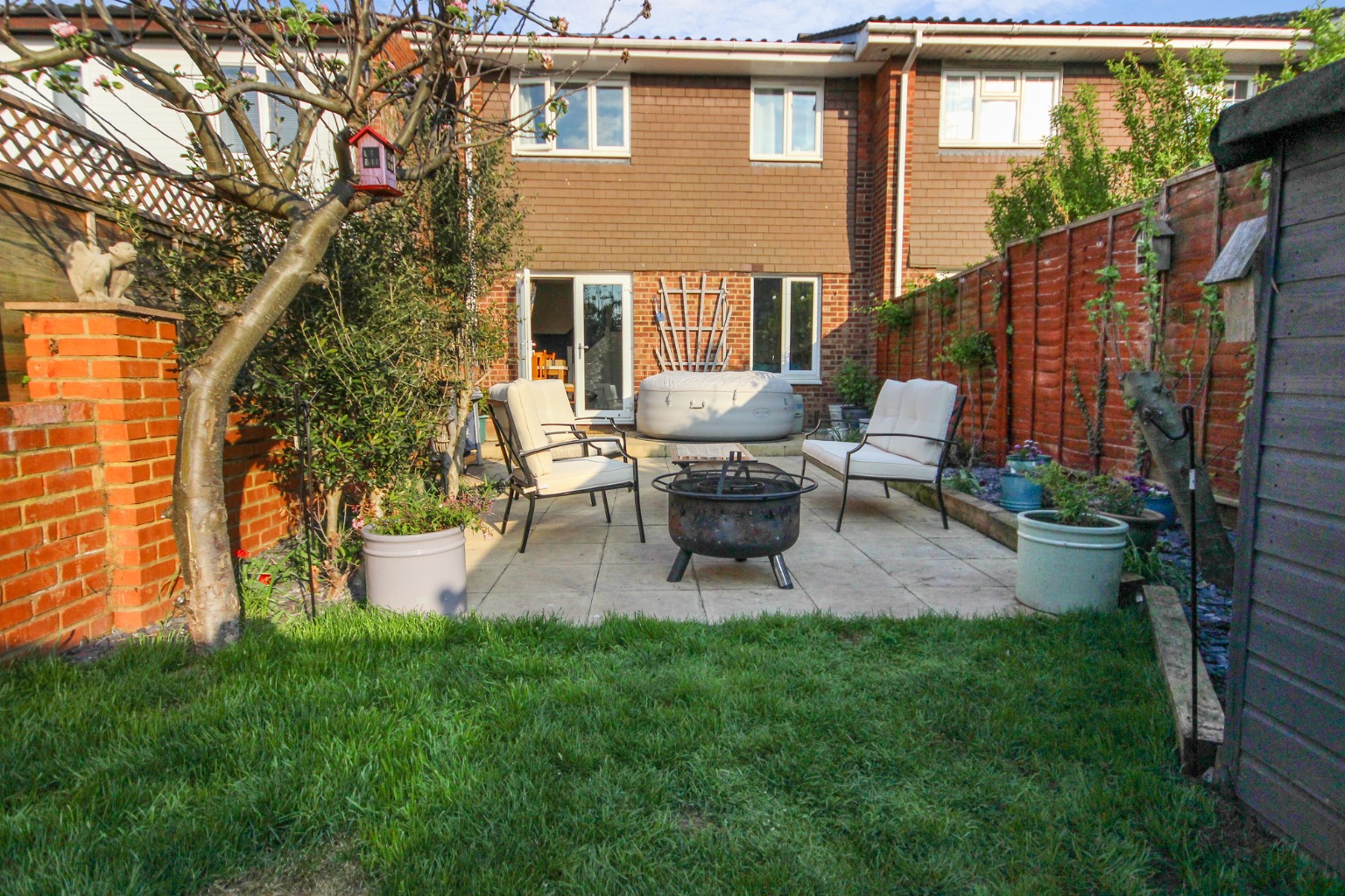 3 bed end of terrace house for sale in Hunts Field, Bedford  - Property Image 2