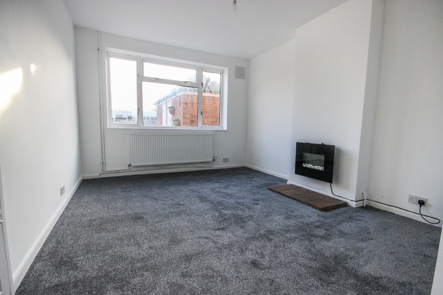 3 bed terraced house for sale in Bedford  - Property Image 2