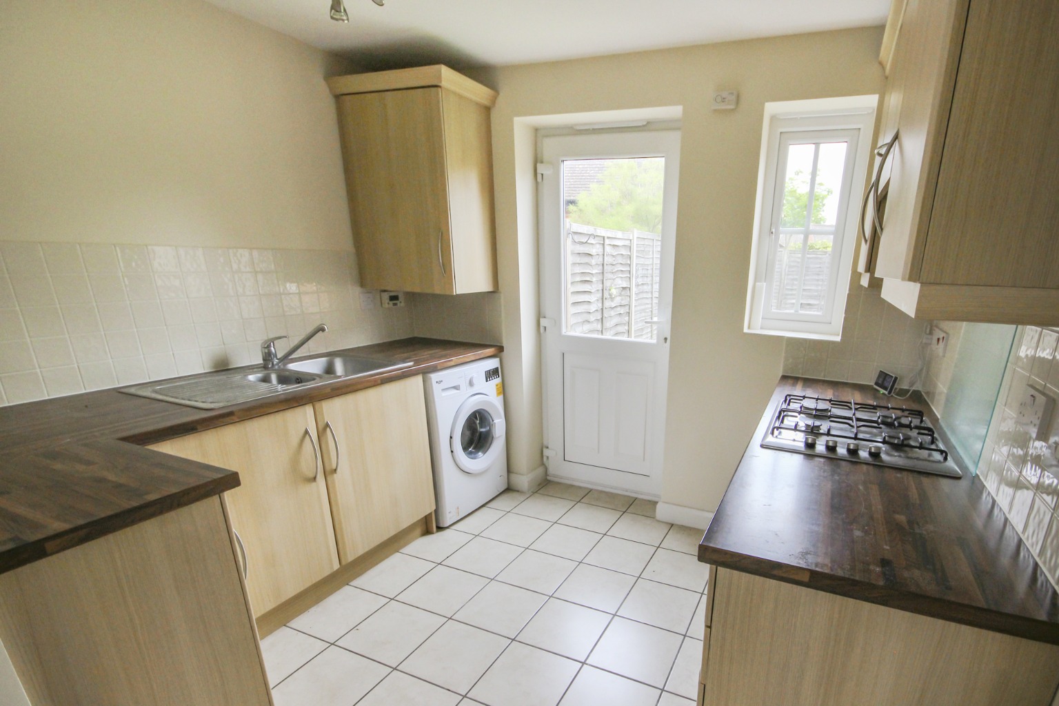 3 bed semi-detached house to rent in Woodpecker Close, Bedford  - Property Image 2