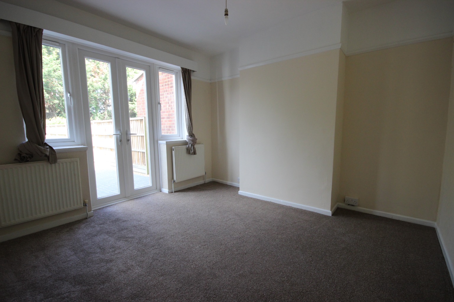 3 bed semi-detached house to rent in Wendover Drive, Bedford  - Property Image 4